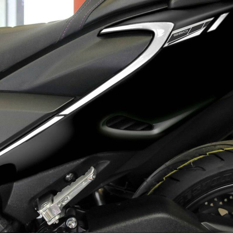 labelbike - 2 Aufkleber 3D Eckenschutz Heck Roller kompatibel mit Yamaha TMAX 560 2020-21 Carbon Silber von LABELBIKE