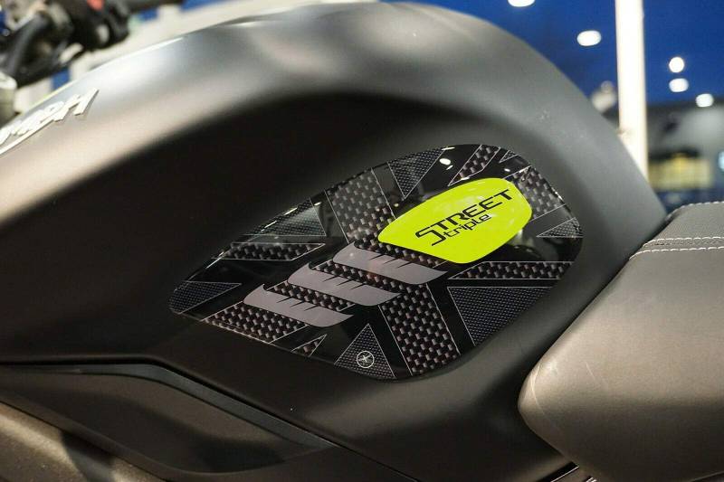 labelbike - 2 x 3D motorrad Tank Seitenschutz Kompatibel mit Triumph Street Triple 2013-2020 von LABELBIKE