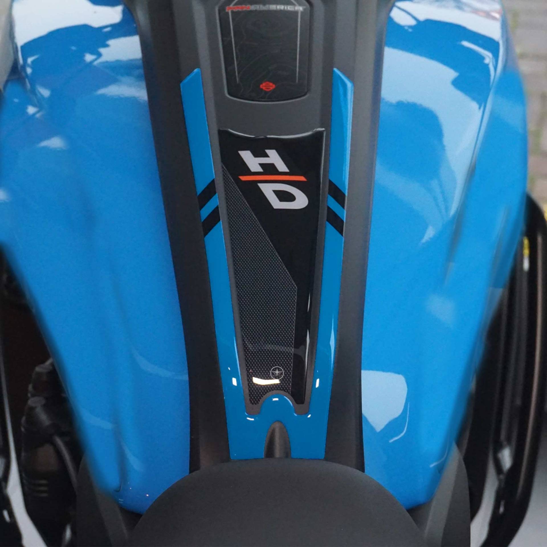 labelbike - 3D Aufkleber Motorrad Tankschutz kompatibel mit Harley Davidson Pan America 1250 und 1250 Special 2020-2022 Version Blau labelbike - 3D Aufkleber Motorrad Tankschutz kompatibel mit Harley Davidson Pan America 1250 und 1250 Special 2020-2022 Version Blau von LABELBIKE