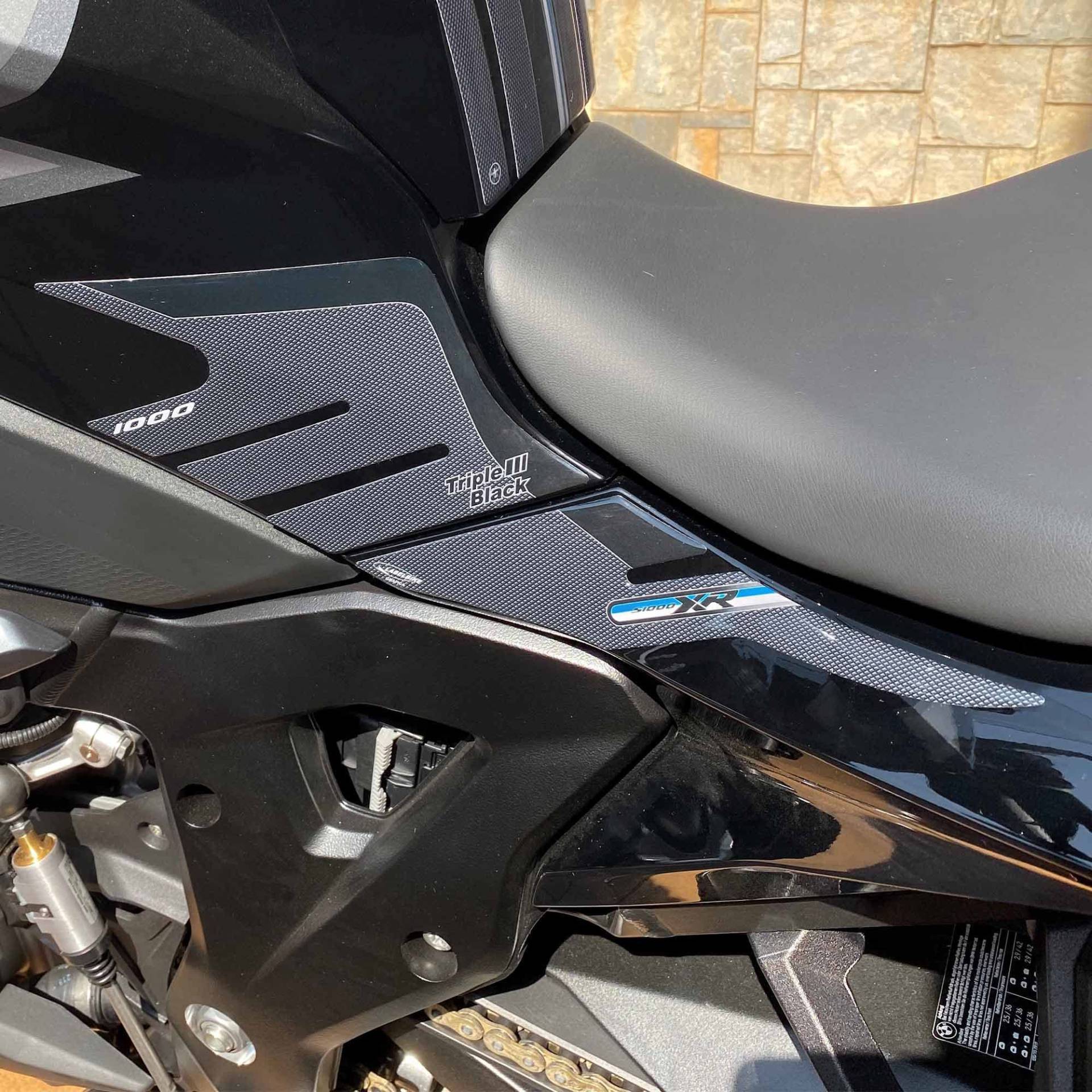 labelbike - 3D Aufkleber Motorrad-Tankseitenschutz kompatibel mit BMW S1000XR Triple Black 2020-2023 labelbike - 3D Aufkleber Motorrad-Tankseitenschutz kompatibel mit BMW S1000XR Triple Black 2020-2023 von LABELBIKE