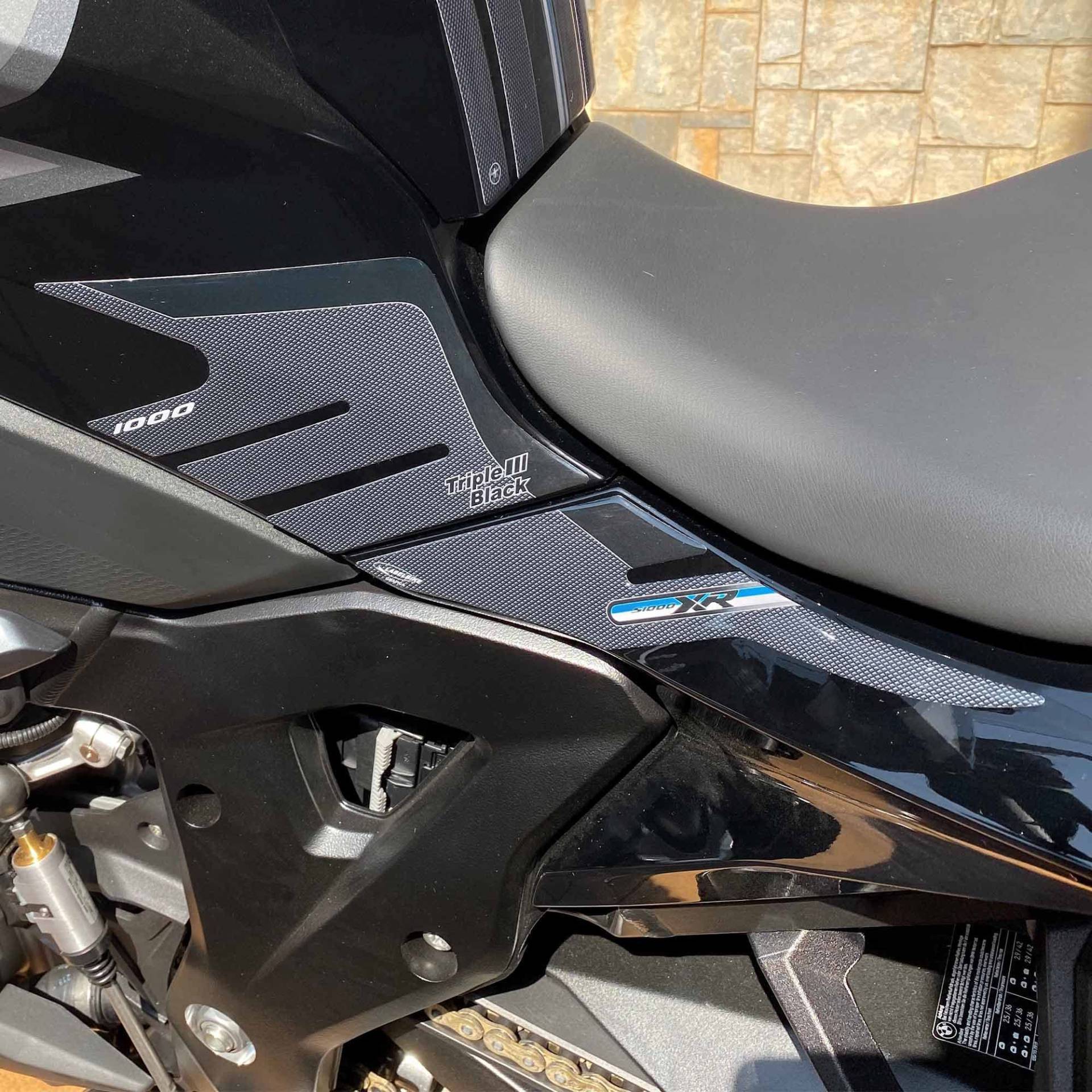 labelbike - 3D Aufkleber Motorrad-Tankseitenschutz kompatibel mit BMW S1000XR Triple Black 2020-2023 von LABELBIKE