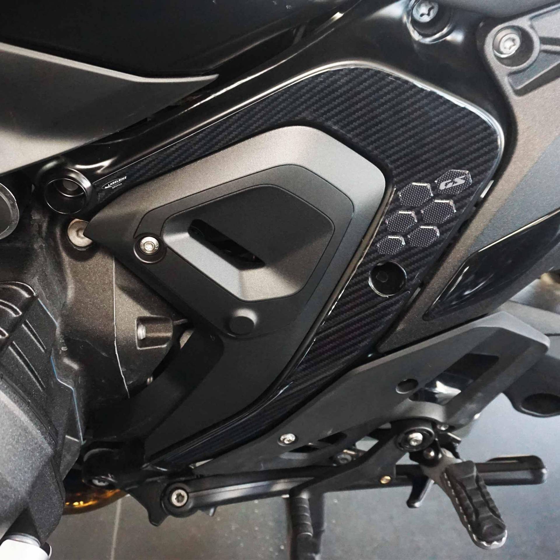 labelbike - 3D Aufkleber für Motorrad-Rahmenbereich Seitendekorationen und Schutz kompatibel mit BMW R1300GS - Carbon-ähnliche Farbe von LABELBIKE