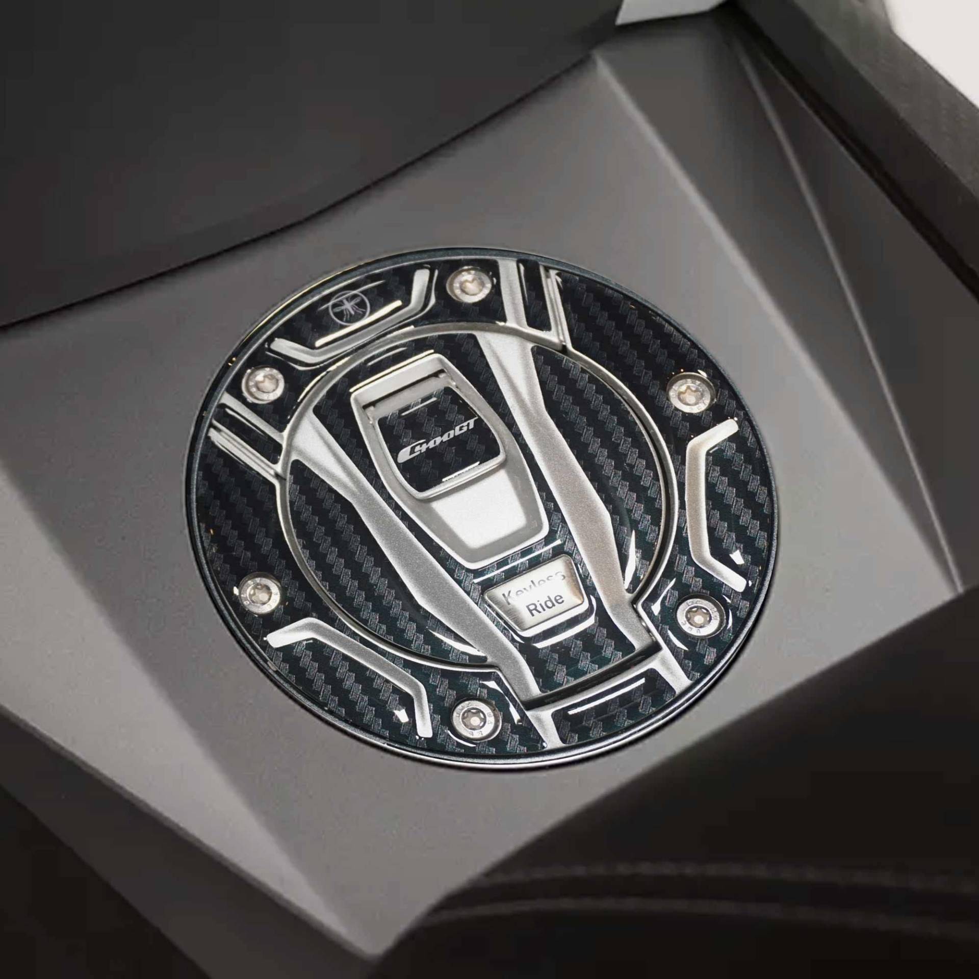 labelbike - 3D Gelharz Aufkleber Schutz Tankdeckel Keyless für Scooter kompatibel mit BMW C400GT 2021-2023 labelbike - 3D Gelharz Aufkleber Schutz Tankdeckel Keyless für Scooter kompatibel mit BMW C400GT 2021-2023 von LABELBIKE