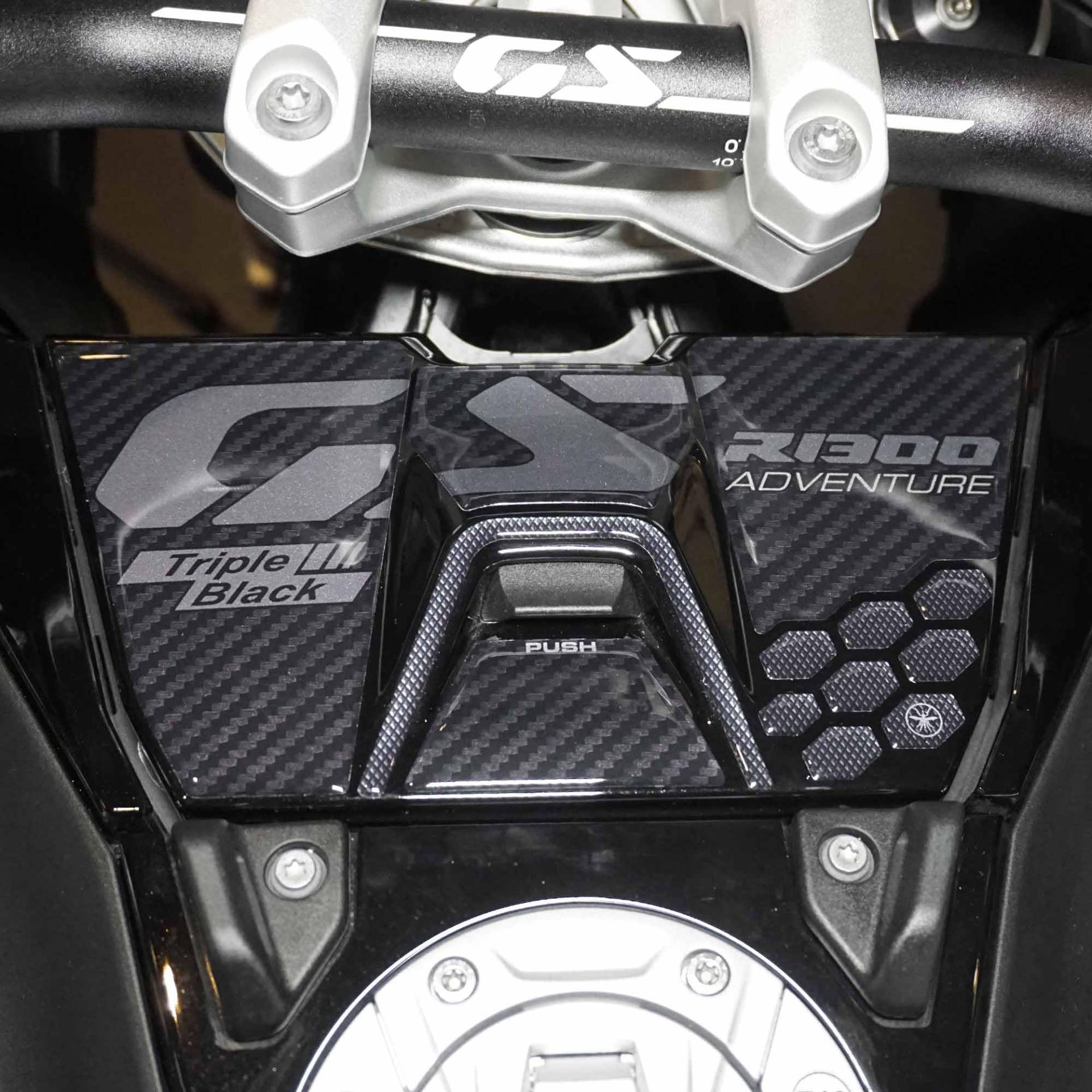labelbike - 3D Harz Aufkleber zum Schutz und zur Dekoration der Tankklappe des Motorrads kompatibel mit BMW R1300GS Adventure - Grau labelbike - 3D Harz Aufkleber zum Schutz und zur Dekoration der Tankklappe des Motorrads kompatibel mit BMW R1300GS Adventure - Grau von LABELBIKE