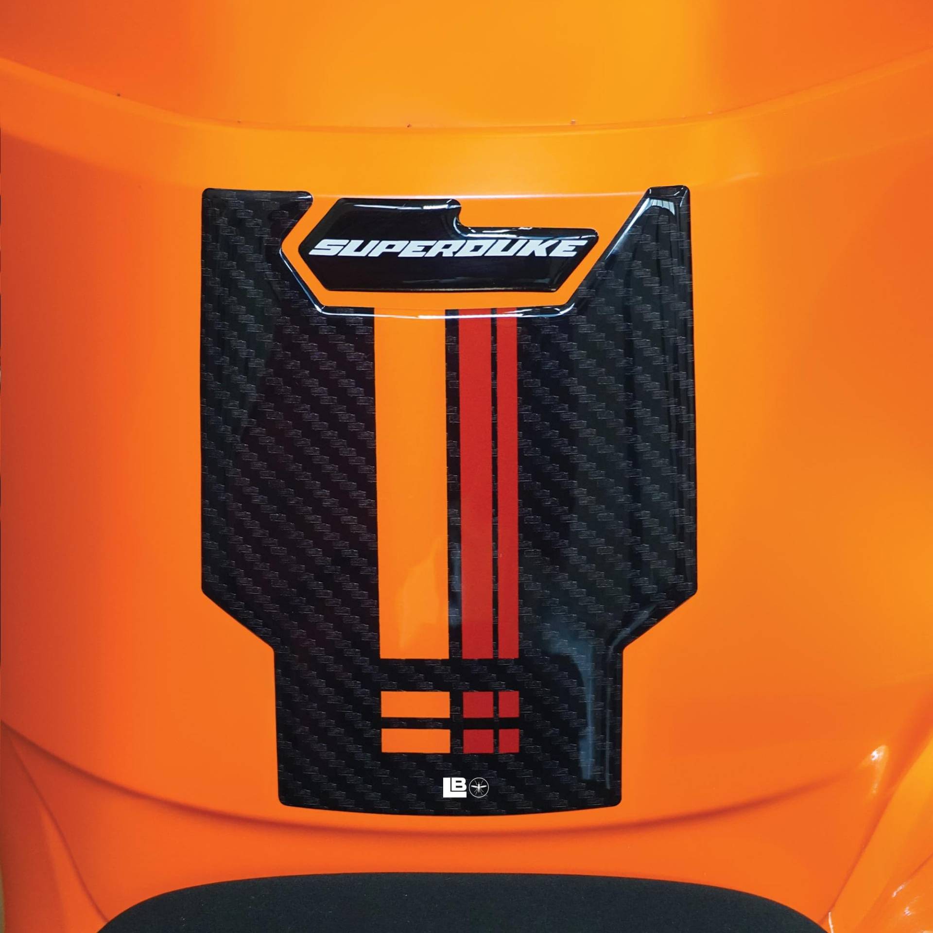 labelbike - 3D Tankpad Aufkleber für Motorrad Tank Dekoration und Schutz kompatibel mit KTM 1390 Super Duke R 2024 - rote Farbe labelbike - 3D Tankpad Aufkleber für Motorrad Tank Dekoration und Schutz kompatibel mit KTM 1390 Super Duke R 2024 - rote Farbe von LABELBIKE