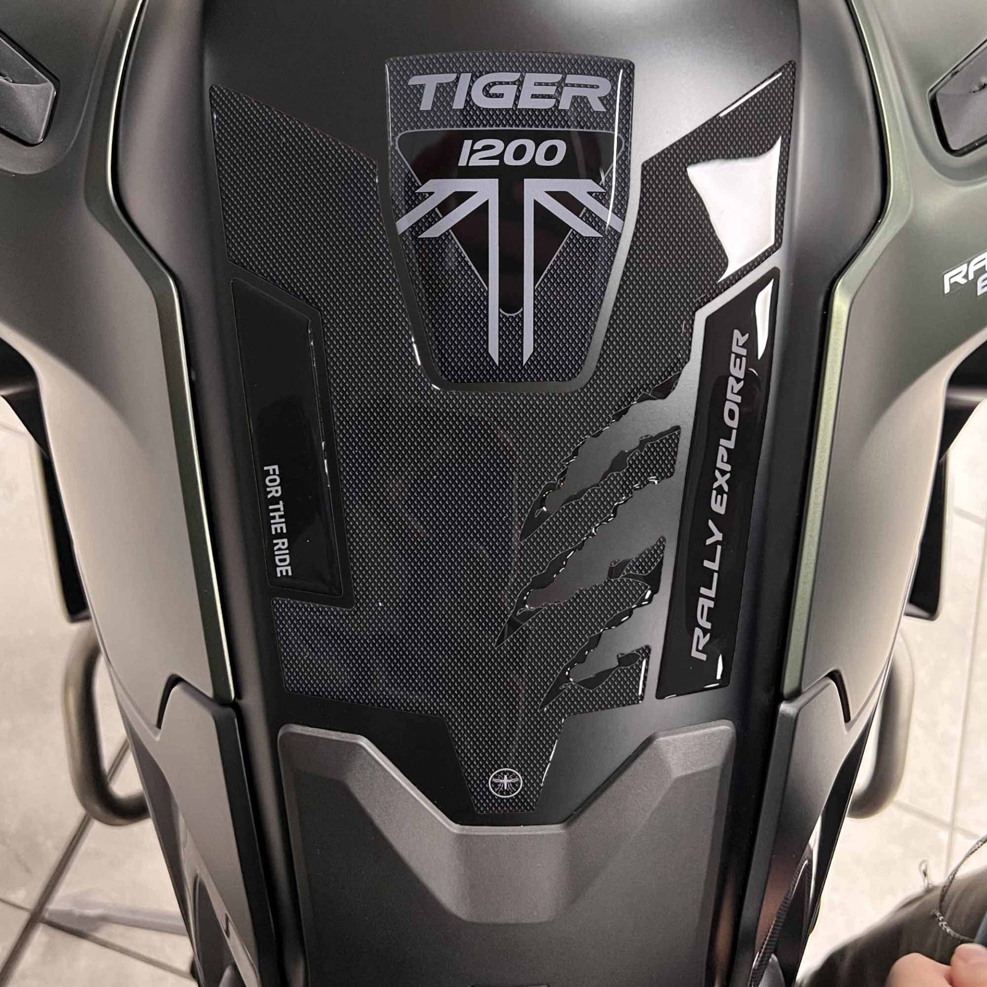 labelbike - Motorrad Tankschutz 3D Aufkleber kompatibel mit Triumph Tiger 1200 Rally Explorer 2022-2023 labelbike - Motorrad Tankschutz 3D Aufkleber kompatibel mit Triumph Tiger 1200 Rally Explorer 2022-2023 von LABELBIKE