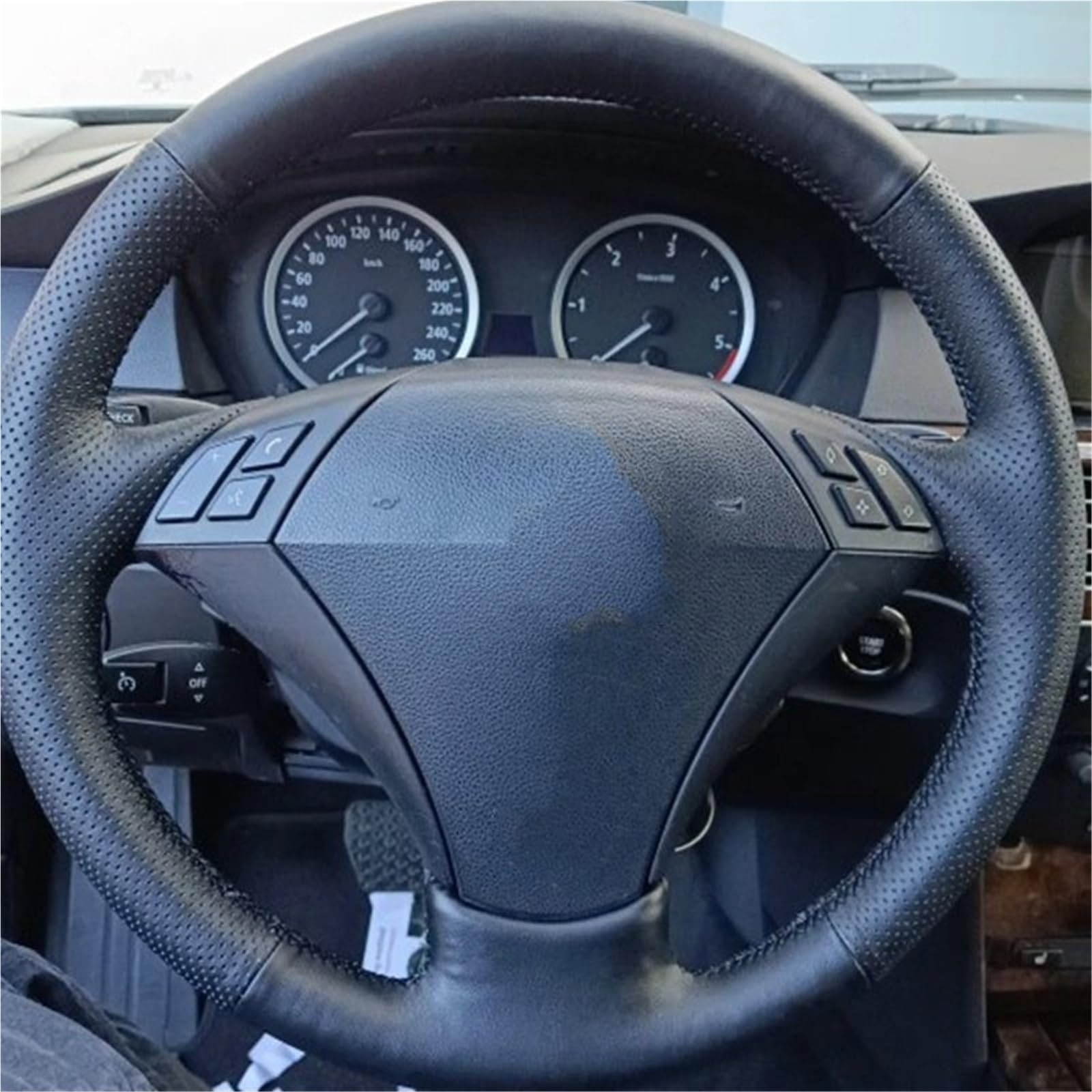 Auto-Lenkradabdeckung Für E60 (Limousine) 530d 2003 2004 2005 2006 2007 2008 2009 Für E61 (Touring) 2004 2005 2006 2007 2008 2009 Schwarze Kunstleder-Autolenkradabdeckung Lenkradschutz(Gray Thread) von LONPEXDT