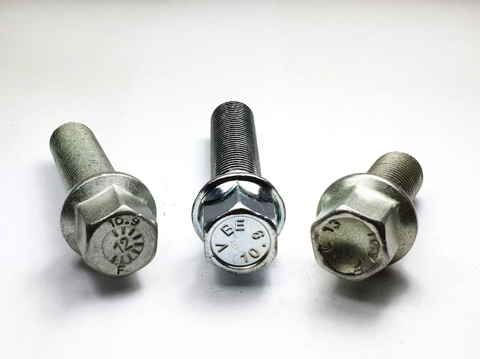 Levando 20 Stück Radschrauben M14x1,5 55mm Schaftlänge Kugelbund R12 D = 24mm SW17 – Radbolzen-Set mit Sonderschraube, Nicht passend bei Original-Felgen Farbe Silber Levando 20 Stück Radschrauben M14x1,5 55mm Schaftlänge Kugelbund R12 D = 24mm SW17 – Radbolzen-Set mit Sonderschraube, Nicht passend bei Original-Felgen Farbe Silber von Levando