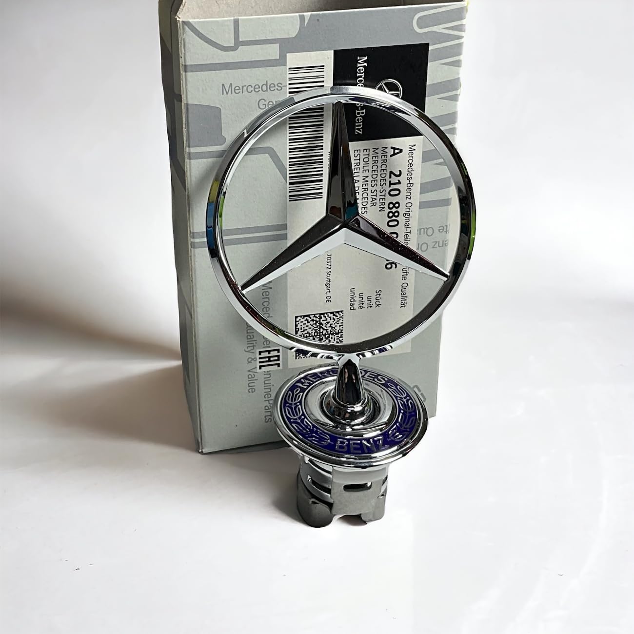 Mercedesstern an Motorhaube von Mercedes-Benz