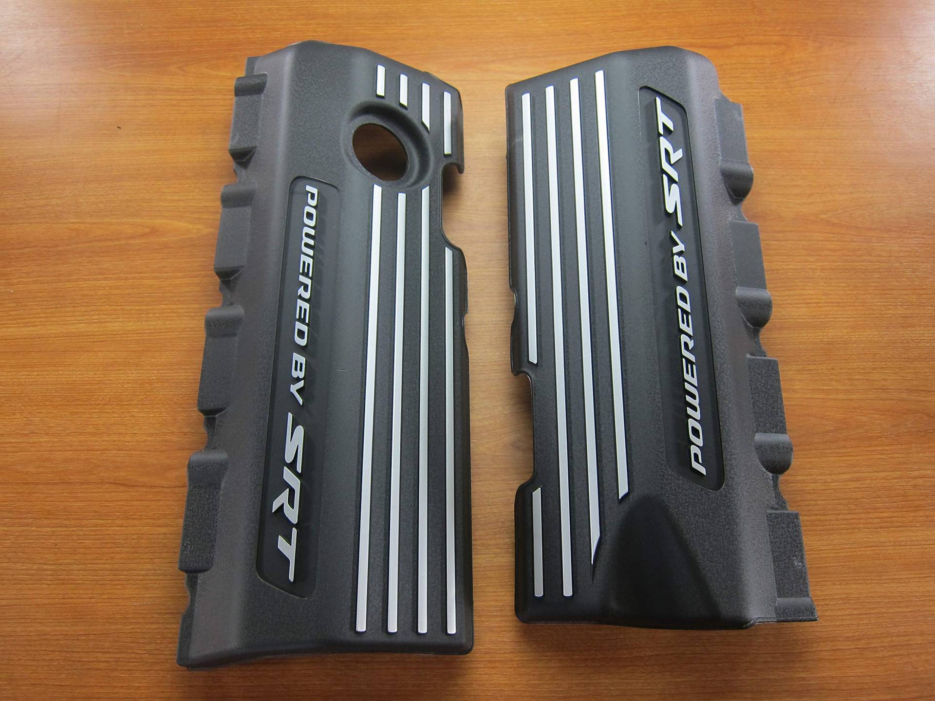 Mopar Dodge Charger Challenger Motorabdeckung links und rechts mit SRT-Emblem Mopar Dodge Charger Challenger Motorabdeckung links und rechts mit SRT-Emblem von Mopar
