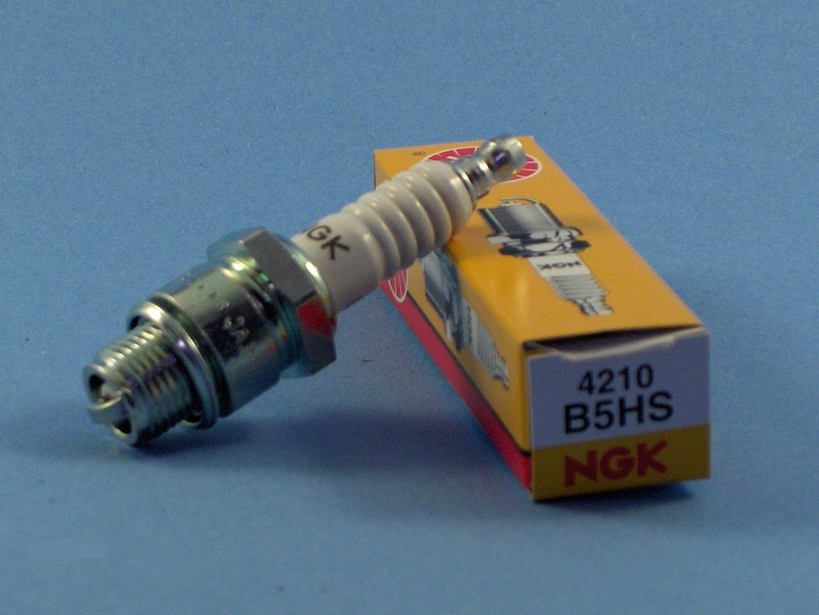 Kerze NGK B5HS Piaggio Ciao Bravo Si Boxer Schäkel Kerze NGK B5HS Piaggio Ciao Bravo Si Boxer Schäkel von MotoCapuano