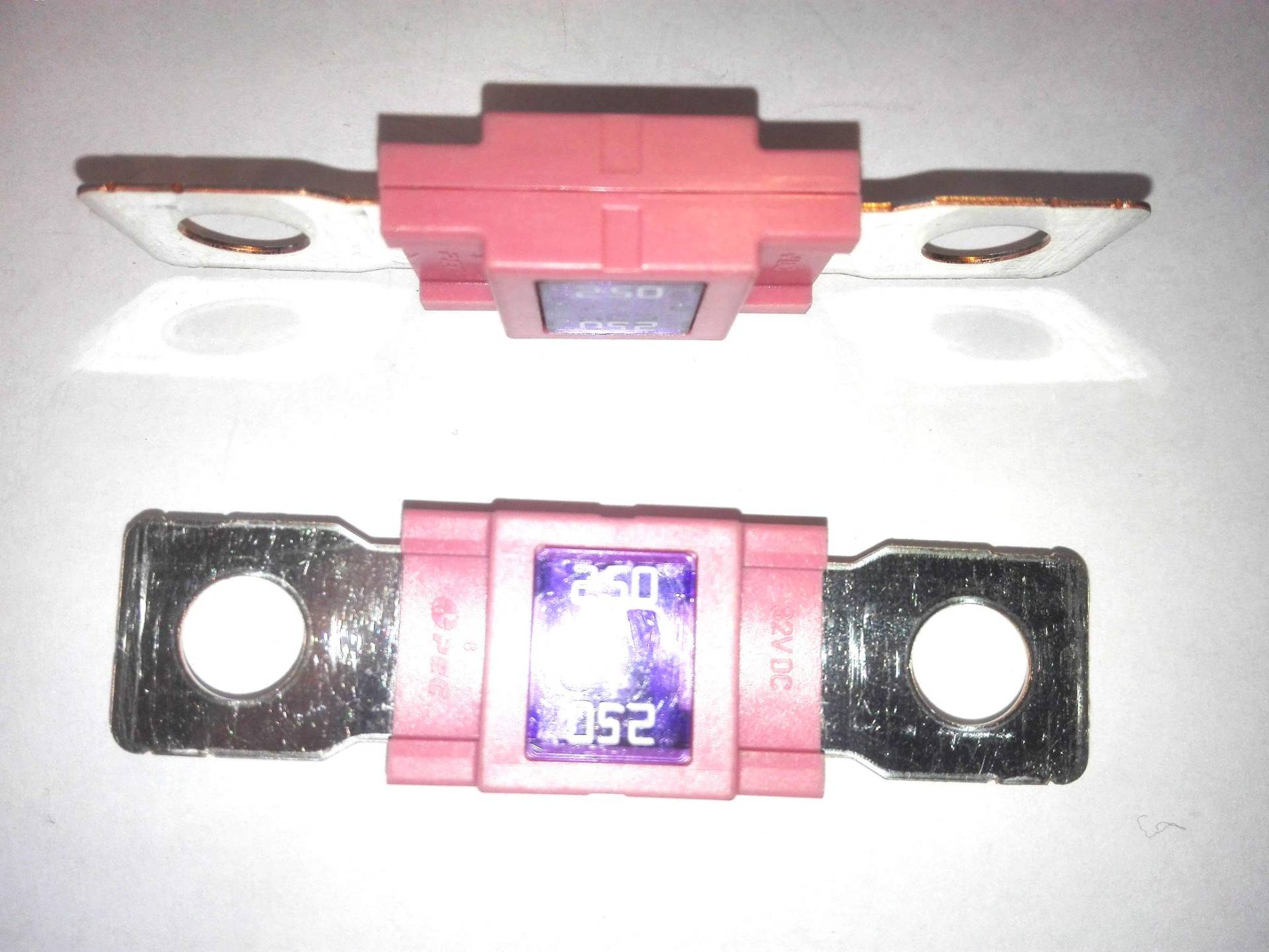 2x Flachstecksicherung Mega-Sicherung 250A / 32V / pink 2x Flachstecksicherung Mega-Sicherung 250A / 32V / pink von Nrv-Outdoorbedarf