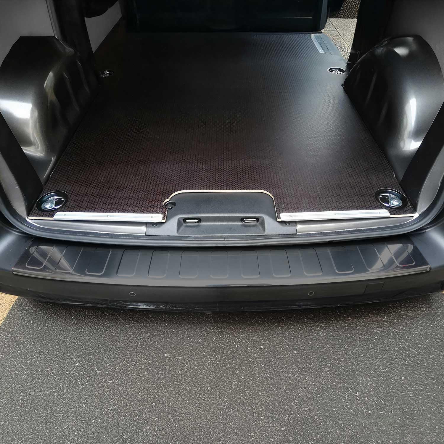 Ladekantenschutz Stoßstange für Opel Vivaro 2019-2025 L3 Radstand Chrom Dunkel Ladekantenschutz Stoßstange für Opel Vivaro 2019-2025 L3 Radstand Chrom Dunkel von OMAC
