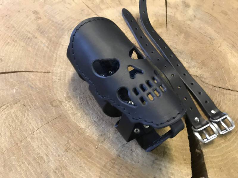 Halter für Trinkflasche Skull schwarz von ORLETANOS kompatibel mit Harley Davidson Leder Boy Heritage Streetbob Fatbob Low Rider Flaschenhalter Motorrad von ORLETANOS