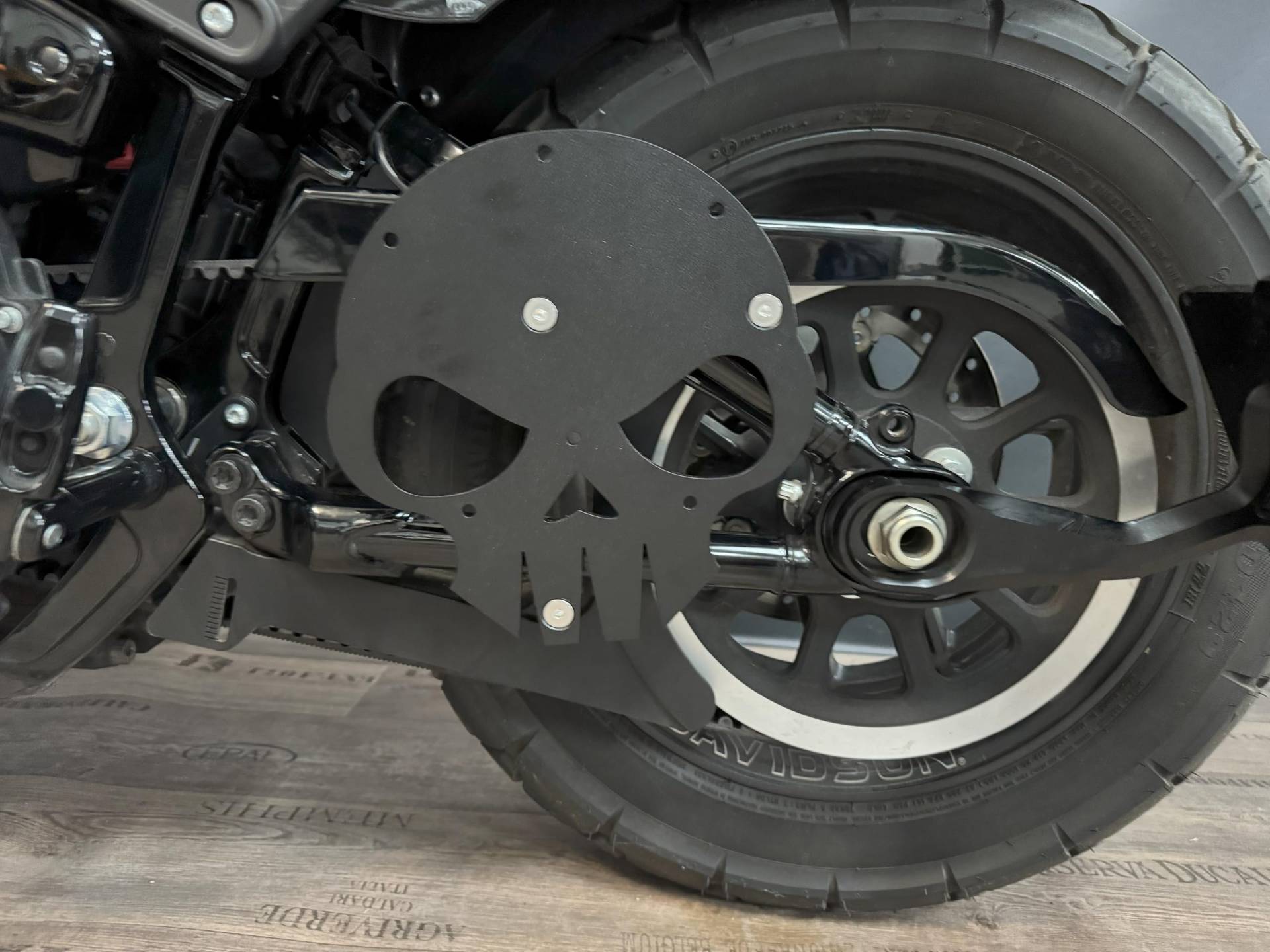 Halterung Schwingentasche kompatibel mit Harley Davidson Softail Linke Seite ab 2018 Orletanos pulverbeschichtet Hertage Fatbob Street Bob Koffer Seitentasche von ORLETANOS