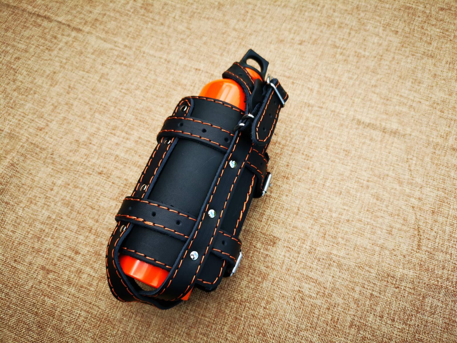 ORLETANOS Flaschen Halter kompatibel mit HD Linke Seite Sportster Flaschenhalter Harley Davidson Design schwarz orange nähte getränkehalter Schwingentasche Satteltasche Rahmen Leder von ORLETANOS