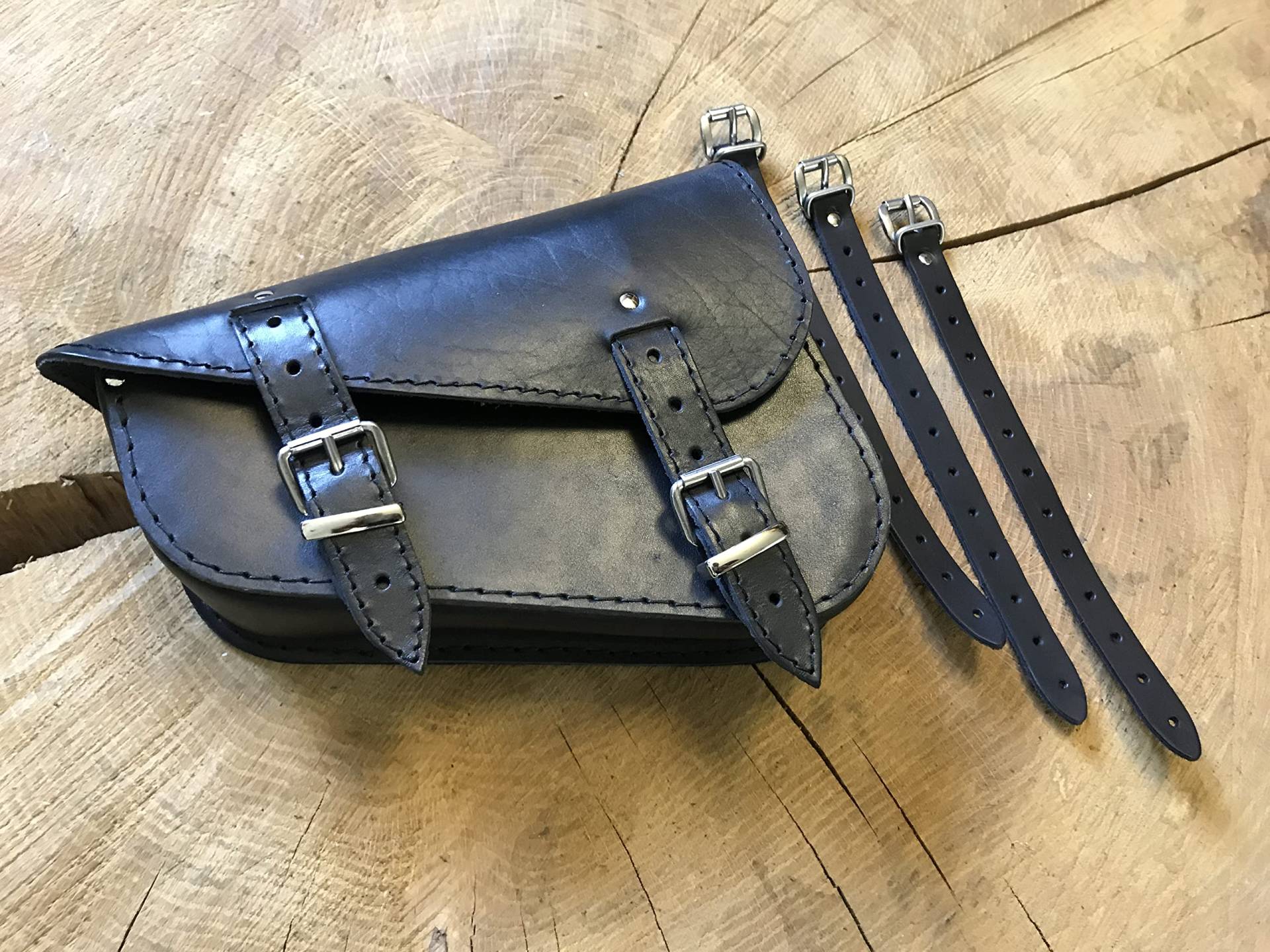 ORLETANOS Ledertasche Medusa schwarz Links kompatibel mit Harley Davidson Sportster Forty-Eight Super Low Roadster XL Custom Biker Rahmentasche Suzuki Yamaha Honda Kawasaki Koffer Chopper von ORLETANOS