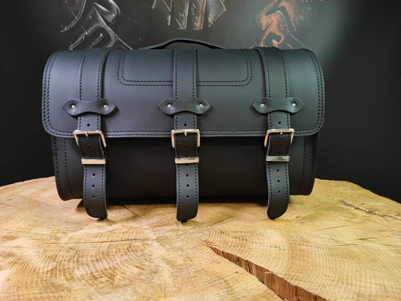 ORLETANOS Thor Packtasche kompatibel mit Sissybar Harley Davidson Gepäckkoffer Leder Satteltasche Gepäckträger schwarz Fatboy Heritage Chopper Intruder Wildstar Dragstar Neu Leder schwarz Gepäckrolle von ORLETANOS