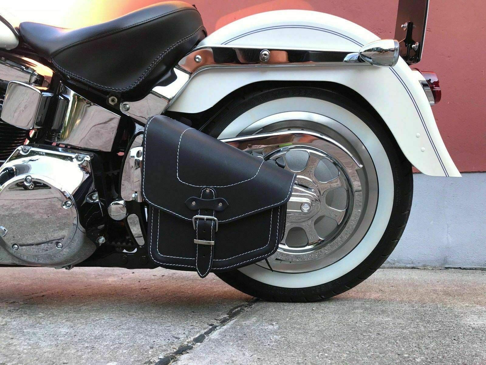 ORLETANOS Seitentasche Odin schwarz mit weißen Nähten kompatibel mit Harley Davidson Limited Edition Saddle Bag Leder Tasche Schwingentasche Satteltasche Slim Heritage Starrahmen von ORLETANOS