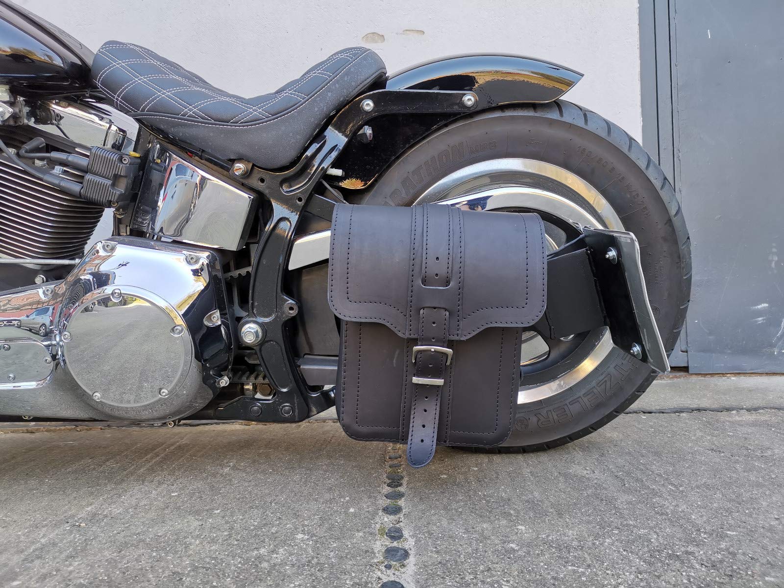 ORLETANOS Triton Black mit Flaschenhalter kompatibel mit Rahmentasche Seitentasche Schwinge Getränkehalter HD Schwingentasche Fatboy Heritage Softail Slim Wildstar Dragstar Harley Davidson von ORLETANOS