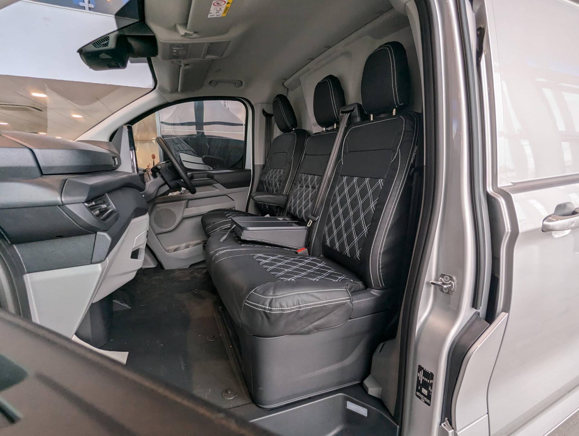 Passend für: Ford Transit Custom ab 2023, Leder-Sitzbezug mit Reißverschluss zum herunterklappbaren Tablett von PRIMUS SEAT COVERS