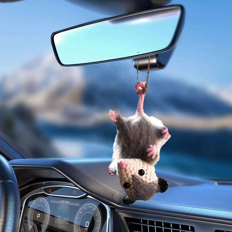 Pcingsia niedlicher Opossum-Autoanhänger, handgemachter, gestrickter Hängeschmuck, gestrickte Mäuse-Auto-Rückspiegelornament, Opossum-Anhänger für Auto-Innendekor, Geschenke für Opossum-Liebhaber von Pcingsia