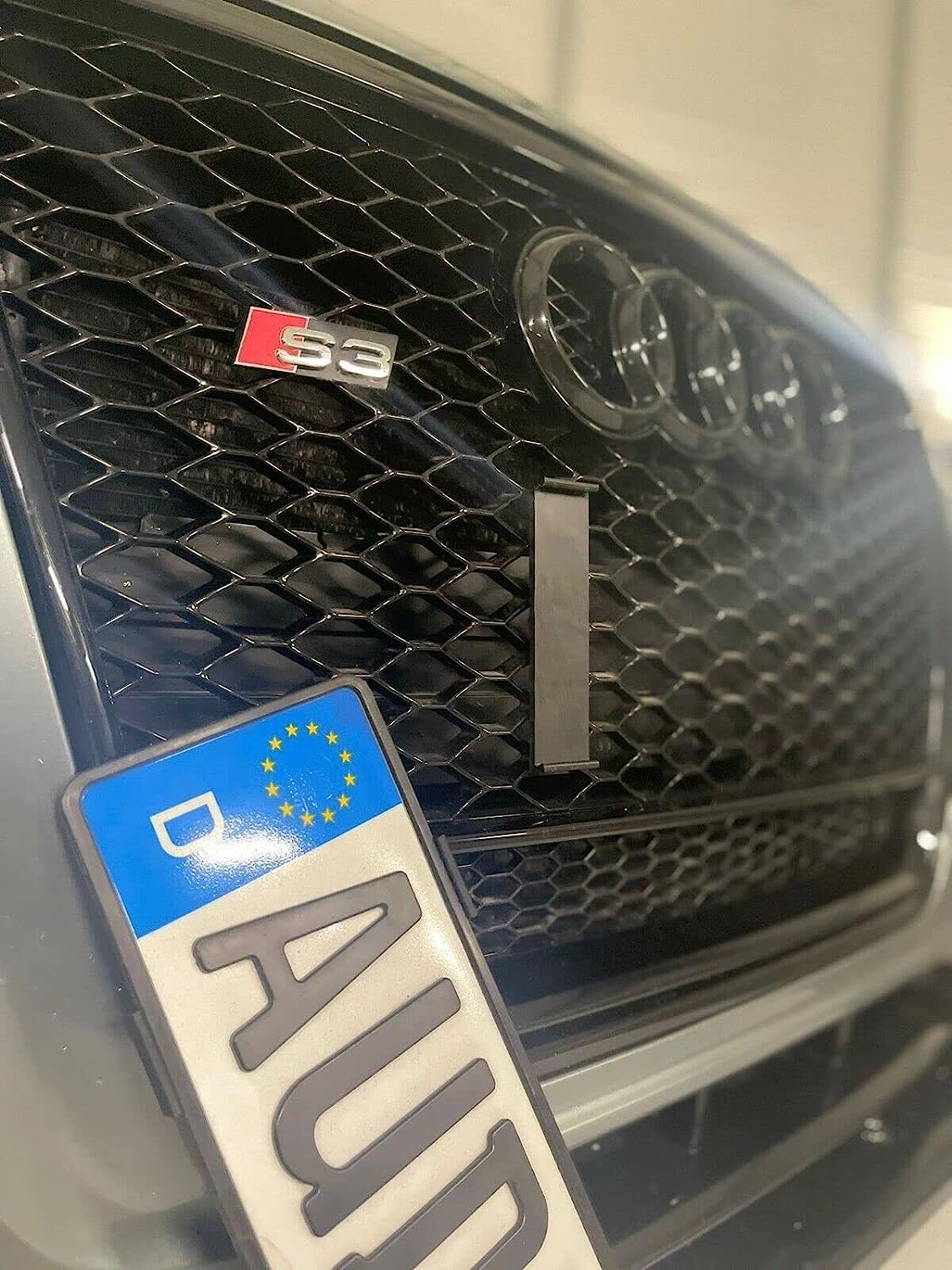 Kennzeichenhalterung für Wabengrill am Audi RS, Rahmenlos, Klemmung, für Alu Kennzeichen 3D gedruckt (DE Kennzeichen Alu) von Performance Print Parts