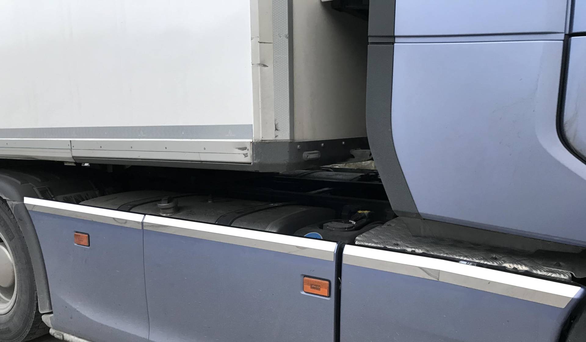 Edelstahl Hochpoliert Seitenrand passend für 540S Scania N.G 2017+ (Bitte Sehen Sie die Abmessung) von Peritus