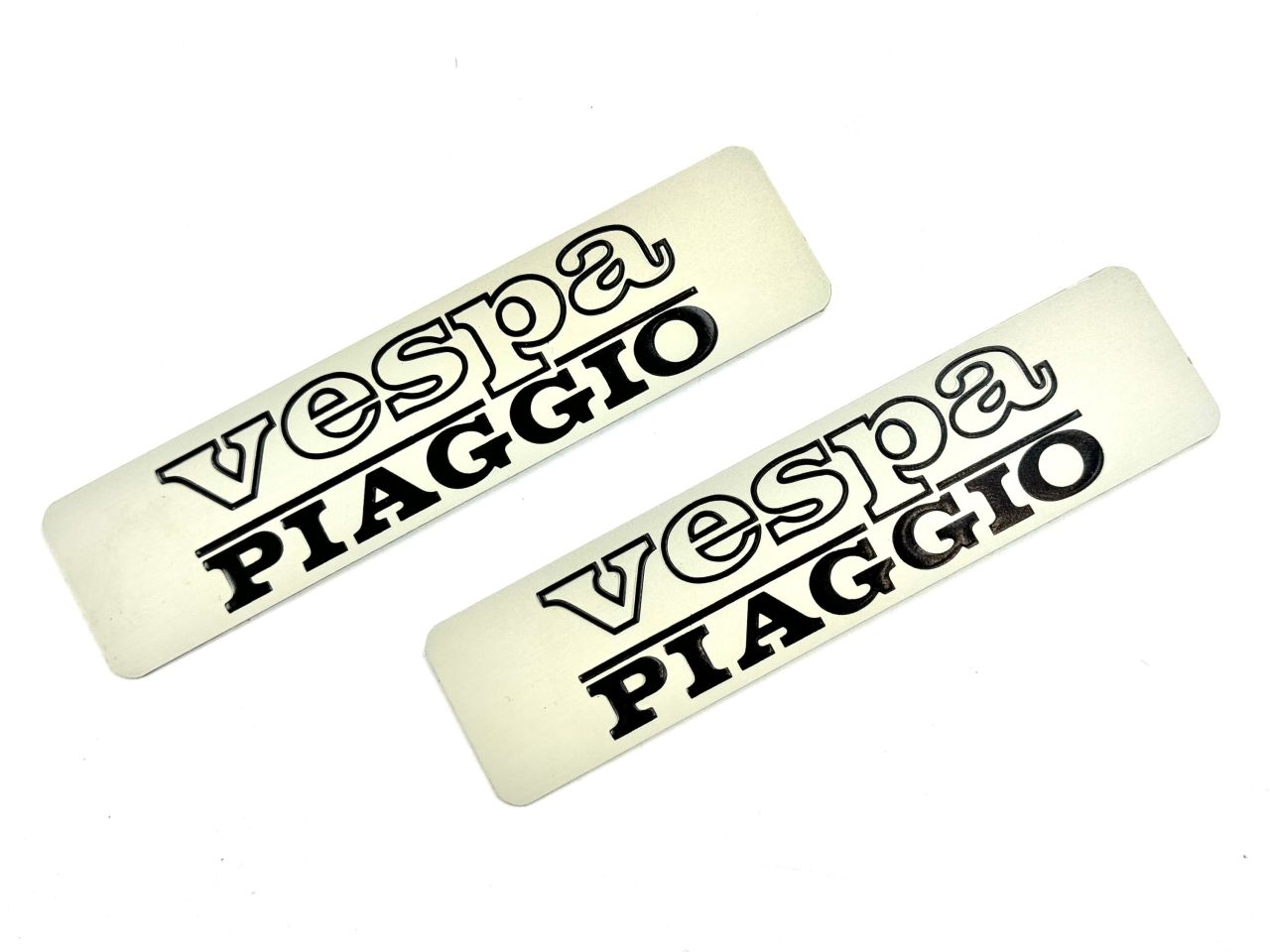 2 Stück Piaggio Vespa Ciao + Bravo Aluminium Aufkleber Emblem Schriftzug Tank... 2 Stück Piaggio Vespa Ciao + Bravo Aluminium Aufkleber Emblem Schriftzug Tank... von Piaggio