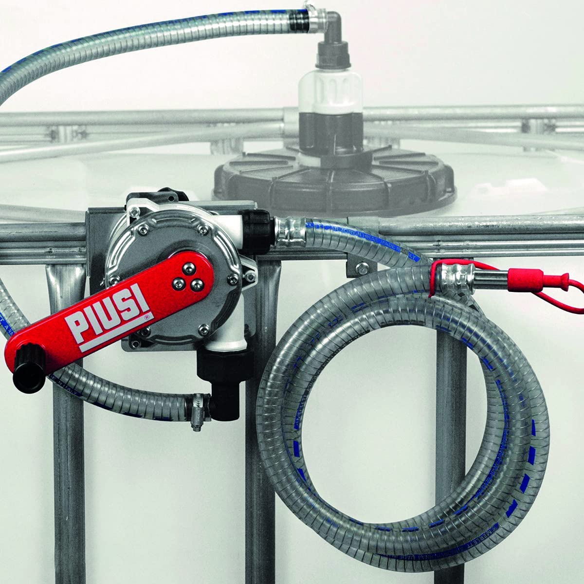PIUSI Handkurbelpumpe für AdBlue/Urea/DEF, Wasser und Frostschutzmittel mit IBC-Tankhalterung, 38 Liter pro 100 Umdrehungen | Piusi Handpumpe IBC F00332B0A PIUSI Handkurbelpumpe für AdBlue/Urea/DEF, Wasser und Frostschutzmittel mit IBC-Tankhalterung, 38 Liter pro 100 Umdrehungen | Piusi Handpumpe IBC F00332B0A von Piusi