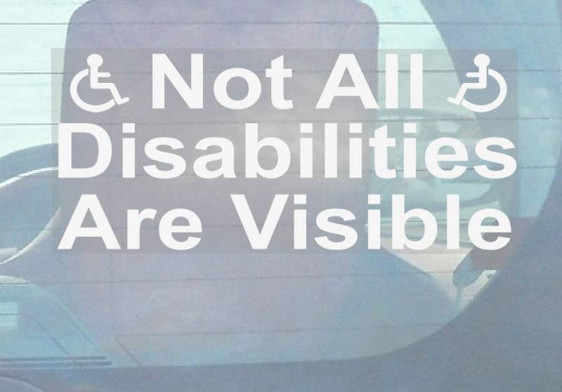 Aufkleber für Auto, Van, LKW oder anderen Fahrzeugen mit der Aufschrift „Not All Disabilities Are Visible“, für Personen mit besonderen Bedürfnissen, selbstklebender Vinyl-Aufkleber mit Rollstuhl-Symbol von Platinum Place
