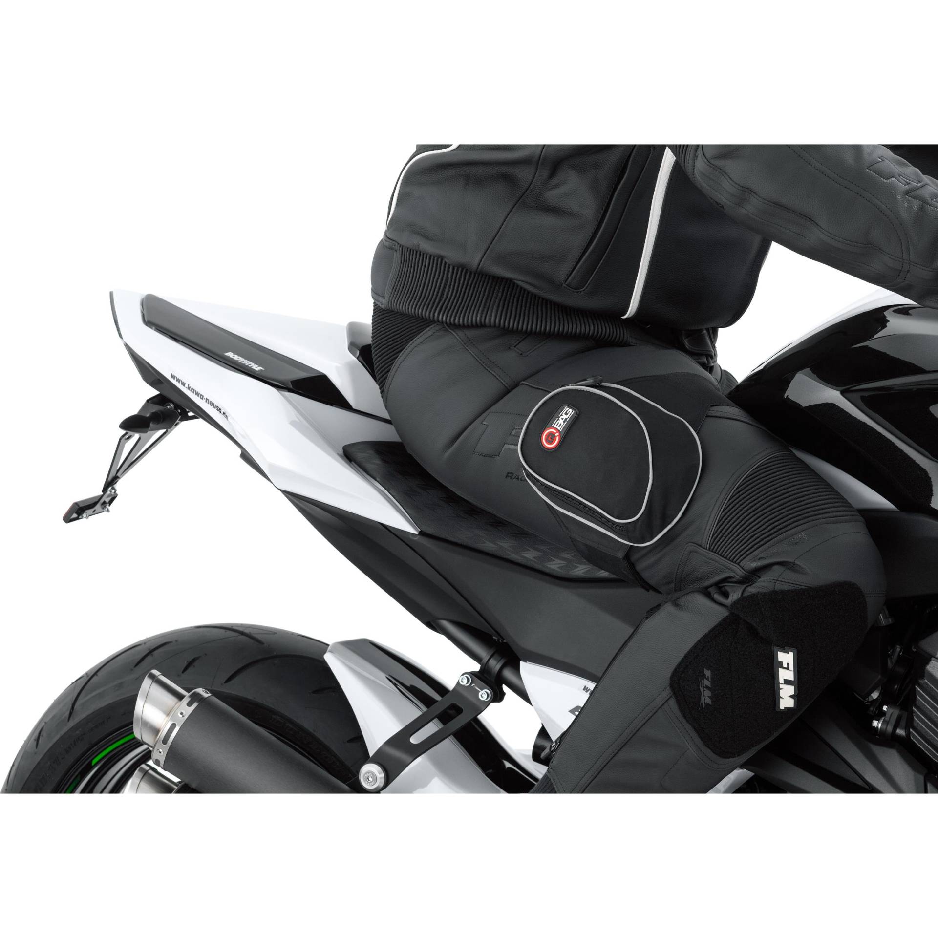 QBag Motorradtasche Motorrad Tasche/Hülle/Etui Thigh Bag Arm- / Beintasche zum Motorradfahren, rutschfest, 2 kleine Einschubtaschen, kräftiges Klettband, reflektierende Keder, Schwarz, 0,4 Liter von QBAG