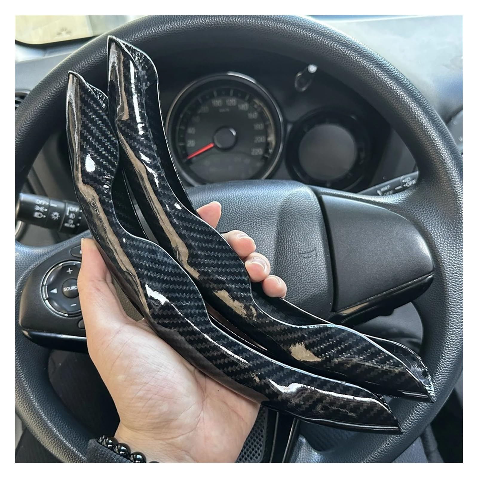 Auto Lenkradabdeckung Universal-Lenkradbezug Fürs Auto rutschfest Glänzend Kohlefaser-Textur Lenkrad-Dekorationszubehör 14.5–15 Zoll Lenkradbezug Fürs Auto(2PCS Black) von RAGPUKMUAN