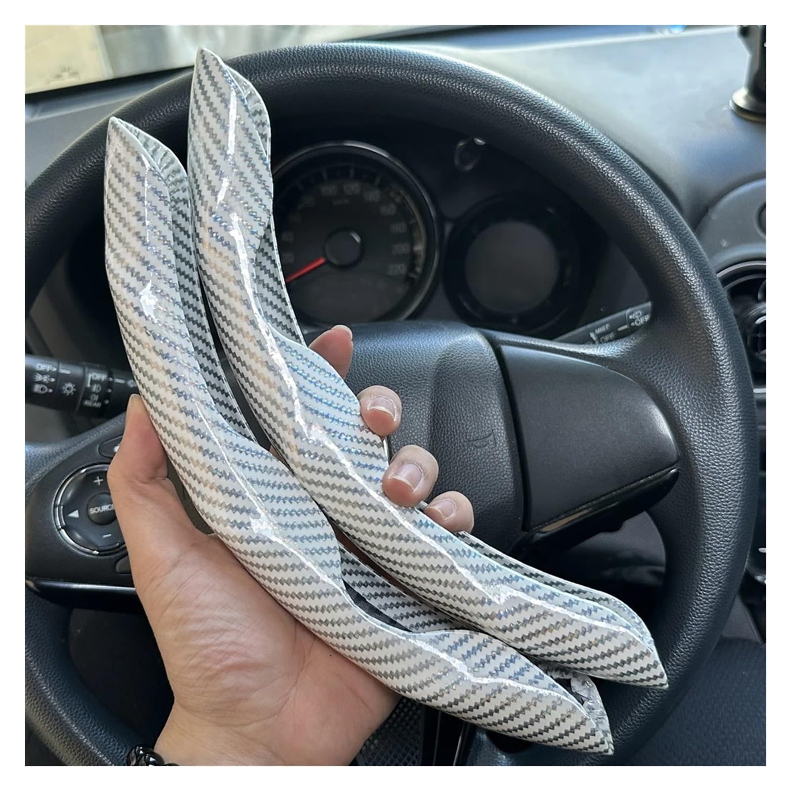 Auto Lenkradabdeckung Universal-Lenkradbezug Fürs Auto rutschfest Glänzend Kohlefaser-Textur Lenkrad-Dekorationszubehör 14.5–15 Zoll Lenkradbezug Fürs Auto(2PCS White) von RAGPUKMUAN