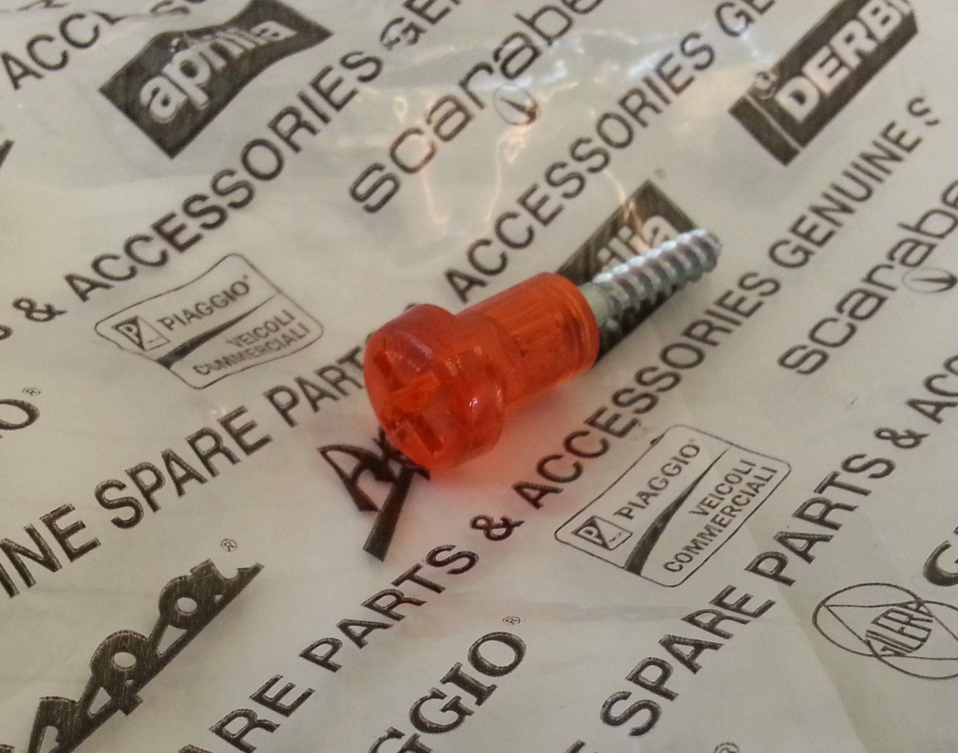 1 Schraube aus Kunststoff für Scheinwerfer und Blinker APE 50 - Farbe Orange 290944 von RMS