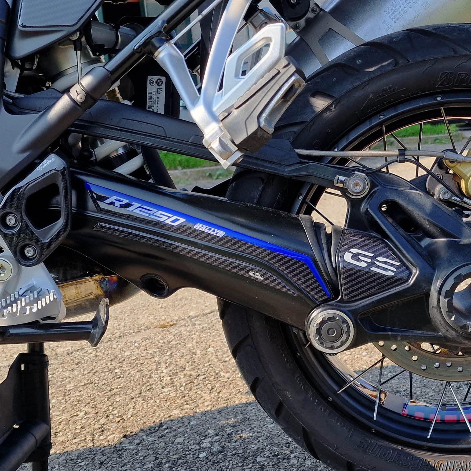 Resin Bike Aufkleber für Motorrad Kompatibel mit BMW R 1250 GS Adventure 2022 Rallye. Schutz für den Schwingsbereich vor Stößen und Kratzern. 3D-Harzklebstoff - Stickers - Made in Italy von Resin Bike