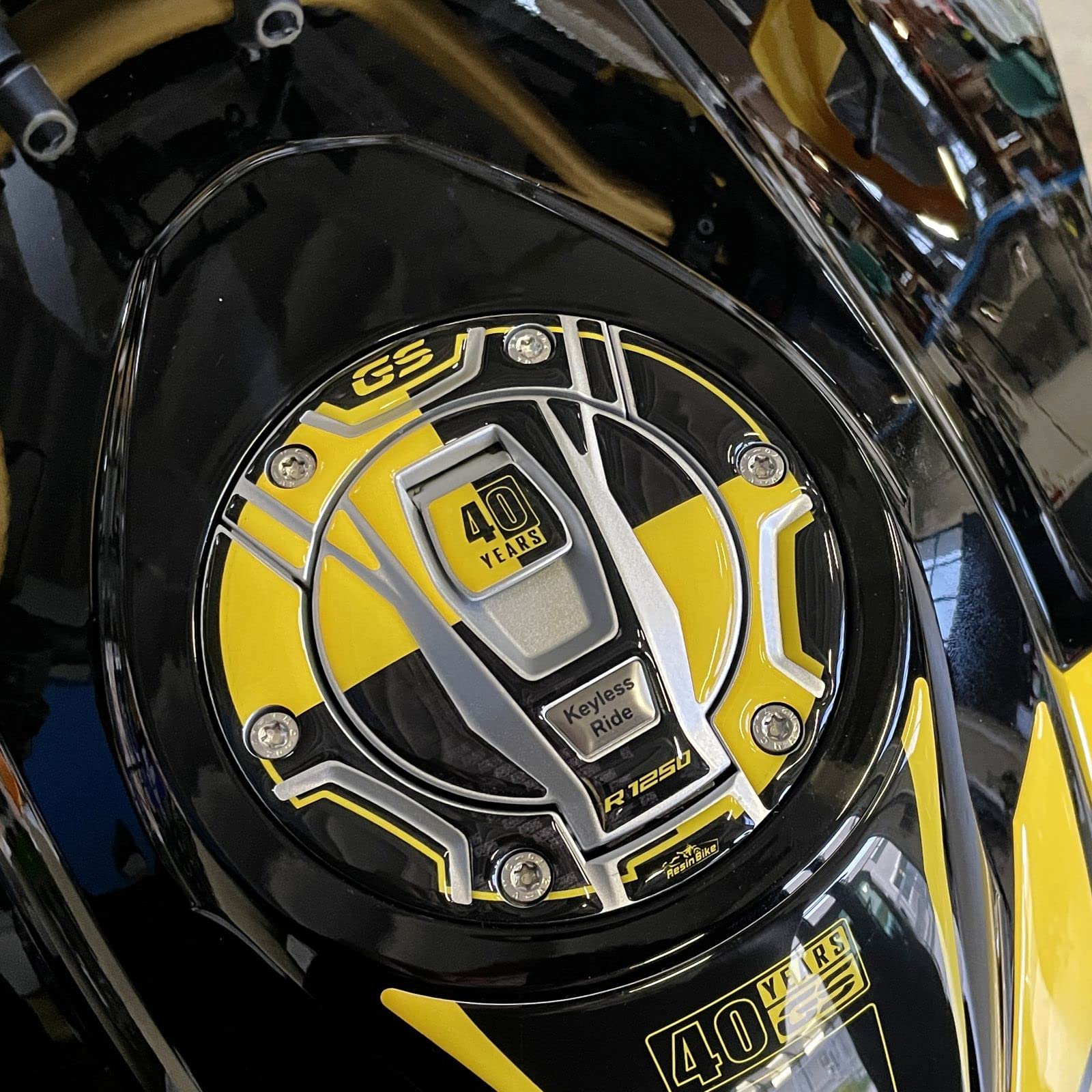 Resin Bike Aufkleber für Motorrad Kompatibel mit BMW R 1250 GS Edition 40th 2021 2022. Tankdeckelschutz vor Stößen und Kratzern. 3D-Harzklebstoff - Stickers - Made in Italy von Resin Bike