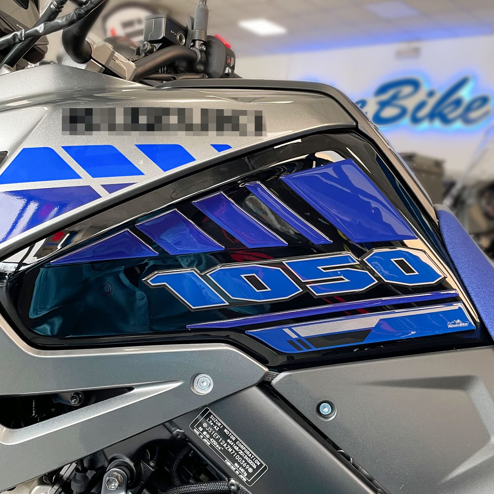 Resin Bike Aufkleber für Motorrad Kompatibel mit Suzuki V-Strom 1050 XT ABS Grau Aspen 2022. Seitenschutz für den Tank vor Stößen und Kratzern. Paar 3D-Harzklebstoff - Stickers - Made in Italy von Resin Bike