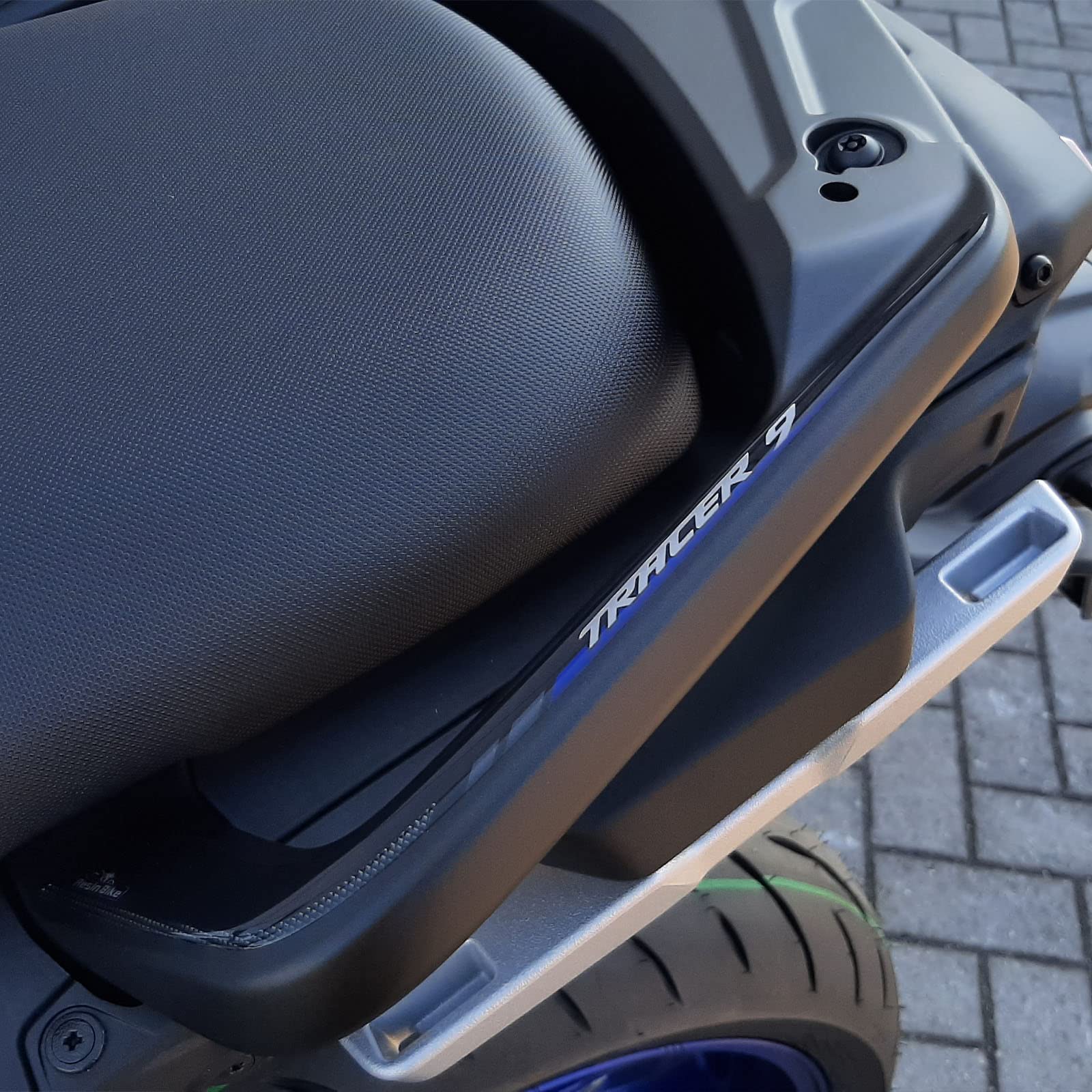 Resin Bike Aufkleber für Motorrad Kompatibel mit Yamaha Tracer 9 2021 Icon Performance. Griffschutz für den Beifahrer Schutz vor Stößen und Kratzern. Paar 3D-Harzklebstoff - Stickers - Made in Italy von Resin Bike