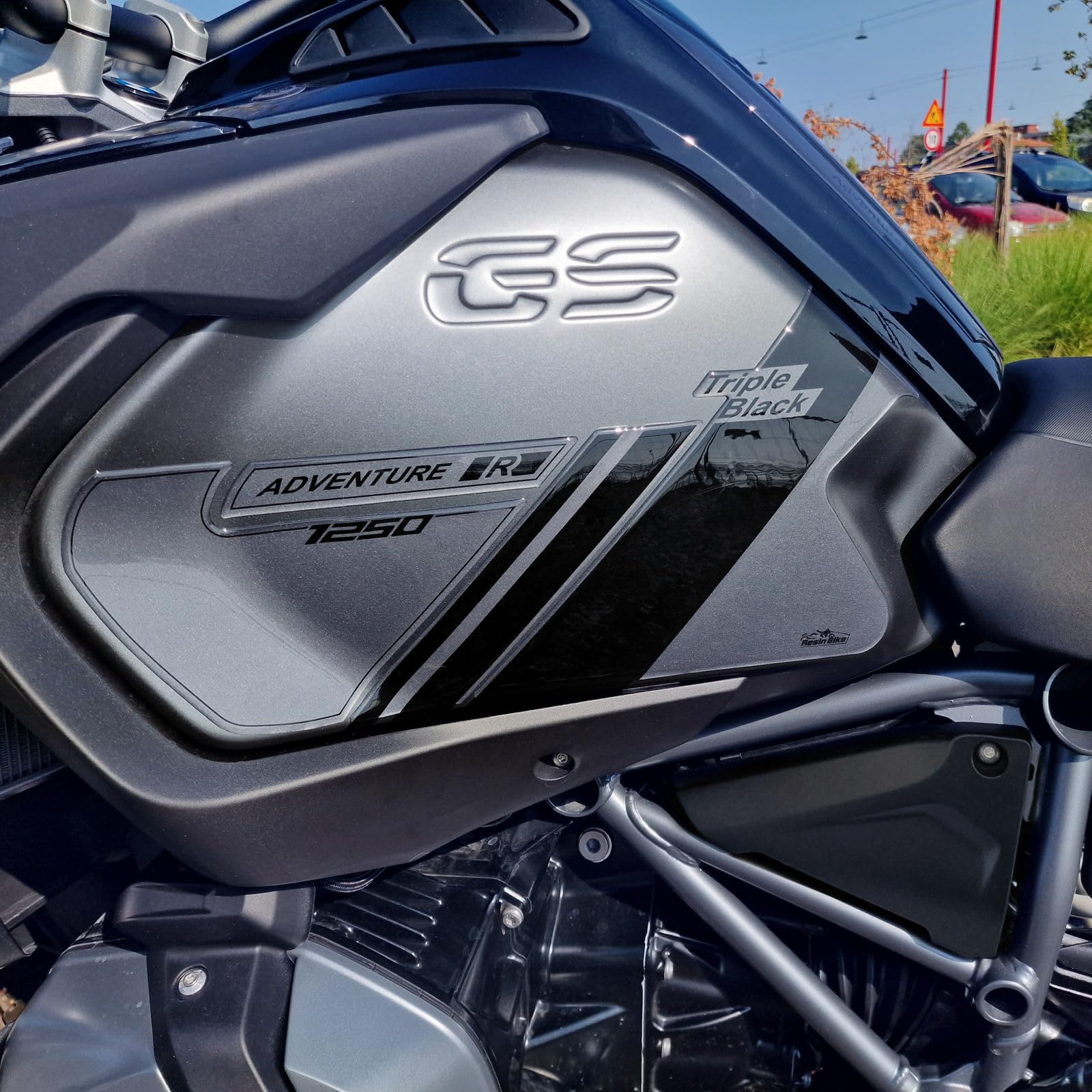Resin Bike Aufkleber für Motorrad Kompatibel mit BMW R 1250 GS Adventure 2021-2022 Triple Black. Seitenschutz für den Tank vor Stößen und Kratzern. 3D-Harzklebstoff – Stickers - Made in Italy von Resin Bike
