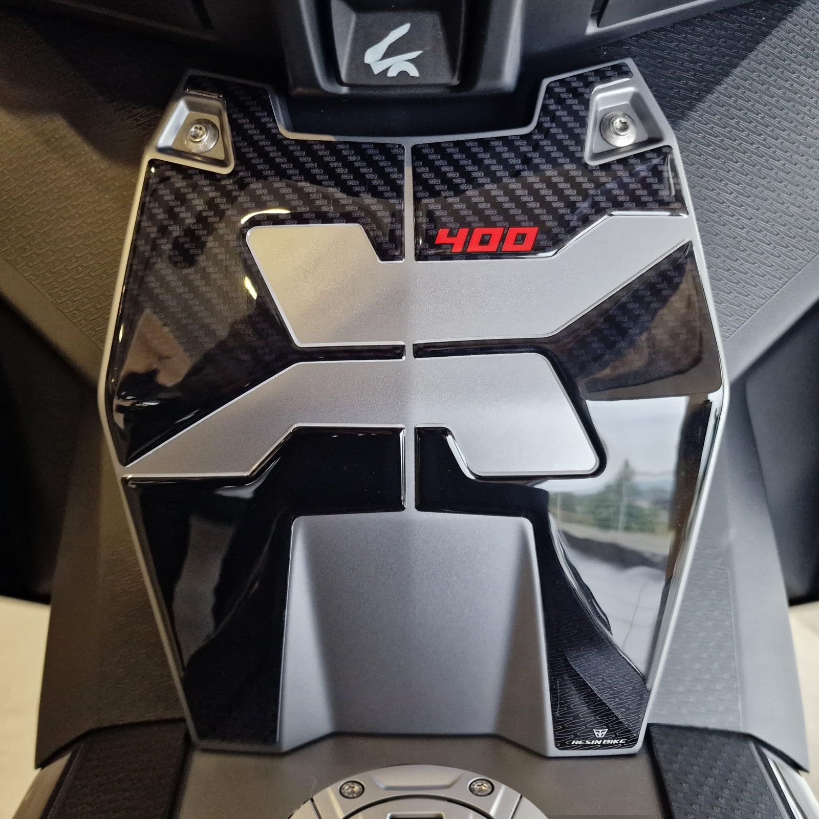 Resin Bike Aufkleber Motorrad Kompatibel Mit BMW C 400 X 2019-2025. Sie schützen den Pedalkonsole vor Stößen und Kratzern. 3D Klebstoff Harz Aufkleber Set - Stickers Made in Italy Resin Bike Aufkleber Motorrad Kompatibel Mit BMW C 400 X 2019-2025. Sie schützen den Pedalkonsole vor Stößen und Kratzern. 3D Klebstoff Harz Aufkleber Set - Stickers Made in Italy von Resin Bike