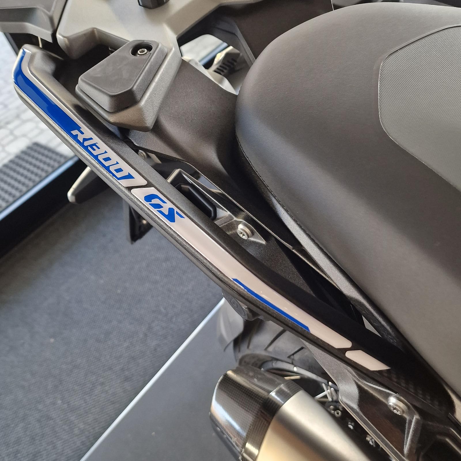 Resin Bike Aufkleber Motorrad Kompatibel Mit BMW R 1300 GS Light White 2024. Motorrad Hinterer Passagiergreifer vor Stößen und Kratzern. 3D Klebstoff Harz Aufkleber Set - Stickers Made in Italy von Resin Bike