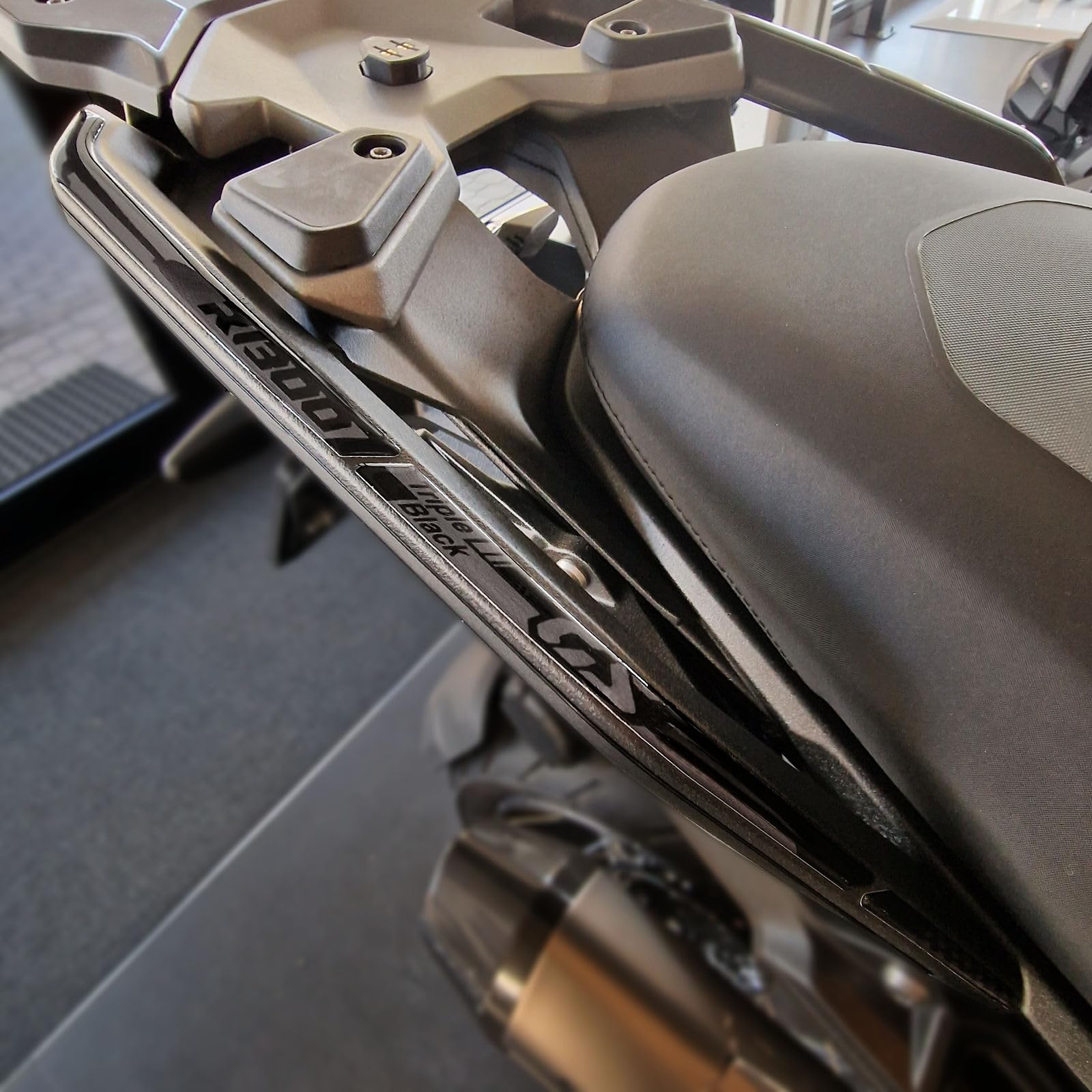 Resin Bike Aufkleber Motorrad Kompatibel Mit BMW R 1300 GS Triple Black 2023-2025. Motorrad Hinterer Passagiergreifer vor Stößen und Kratzern. 3D Klebstoff Harz Aufkleber Set Stickers Made in Italy Resin Bike Aufkleber Motorrad Kompatibel Mit BMW R 1300 GS Triple Black 2023-2025. Motorrad Hinterer Passagiergreifer vor Stößen und Kratzern. 3D Klebstoff Harz Aufkleber Set Stickers Made in Italy von Resin Bike