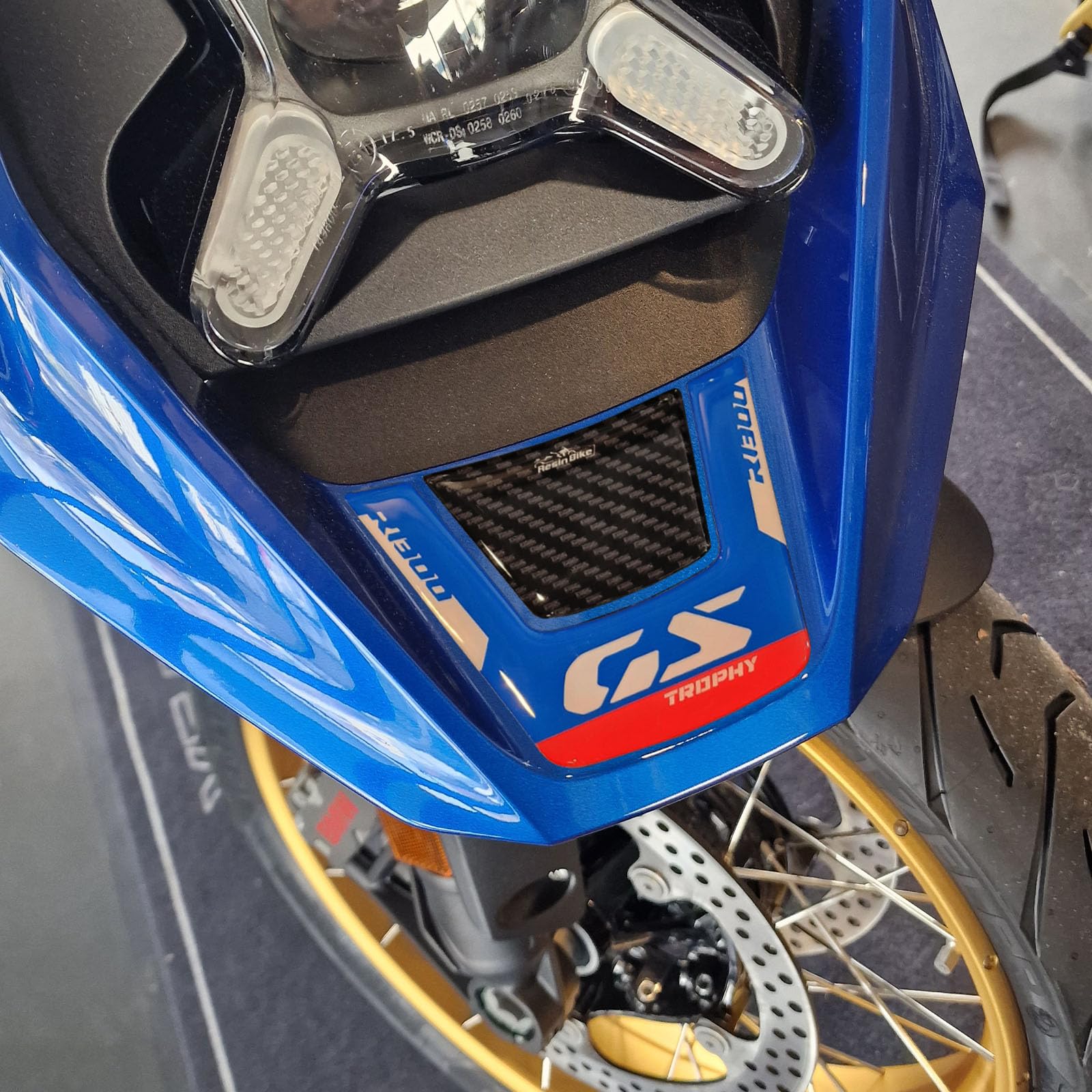 Resin Bike Aufkleber Motorrad Kompatibel Mit BMW R 1300 GS Trophy 2023-2025. Schutz Motorrad Frontstachel vor Stößen und Kratzern. Aufklebersatz 3D-Harzklebstoff - Stickers Made in Italy Resin Bike Aufkleber Motorrad Kompatibel Mit BMW R 1300 GS Trophy 2023-2025. Schutz Motorrad Frontstachel vor Stößen und Kratzern. Aufklebersatz 3D-Harzklebstoff - Stickers Made in Italy von Resin Bike