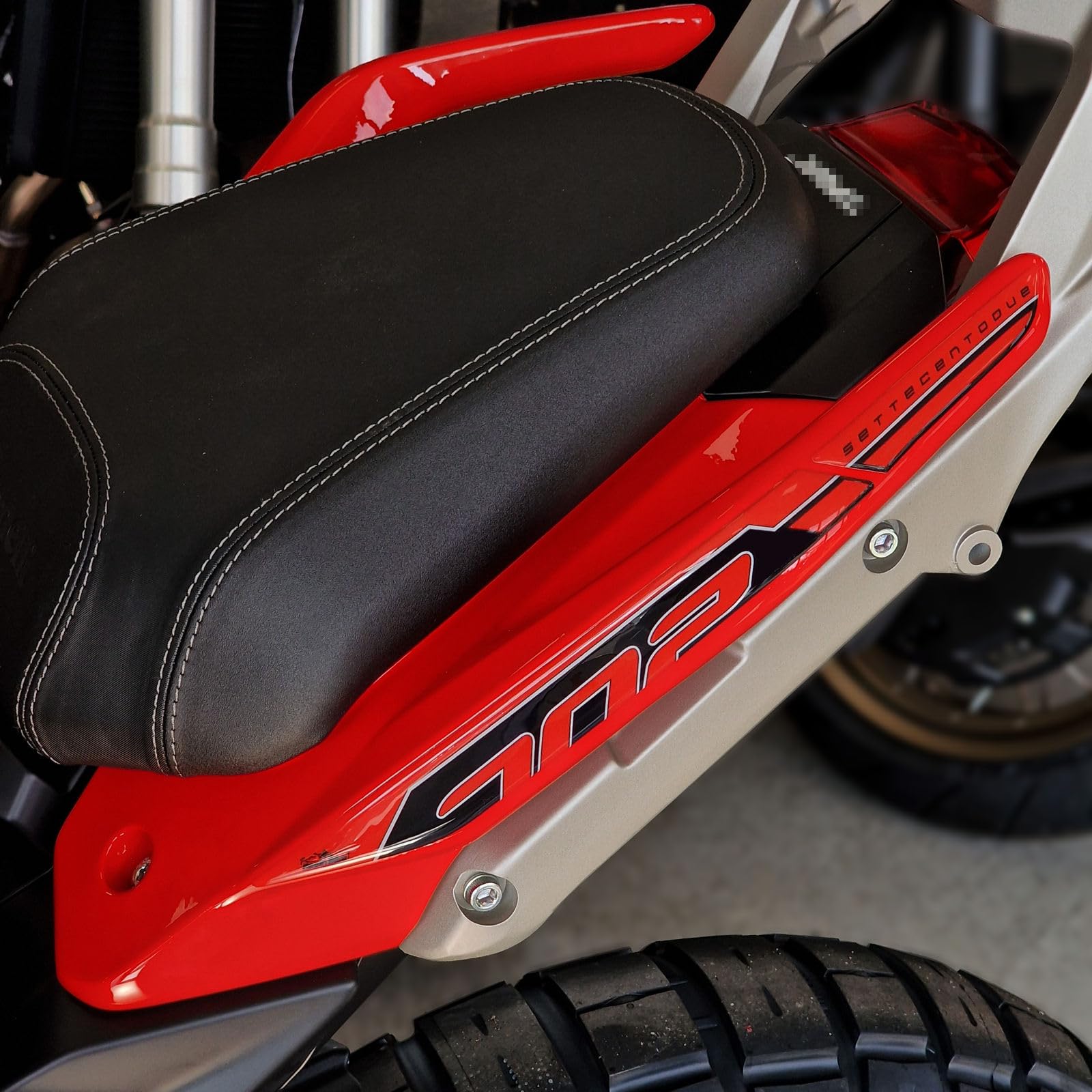 Resin Bike Aufkleber Motorrad Kompatibel Mit Benelli TRK 702X 2023 Moon Grey. Sie schützen Motorrad hinterer Passagiergreifer vor Stößen und Kratzern. 3D Klebstoff Harz Aufkleber Set - Stickers von Resin Bike