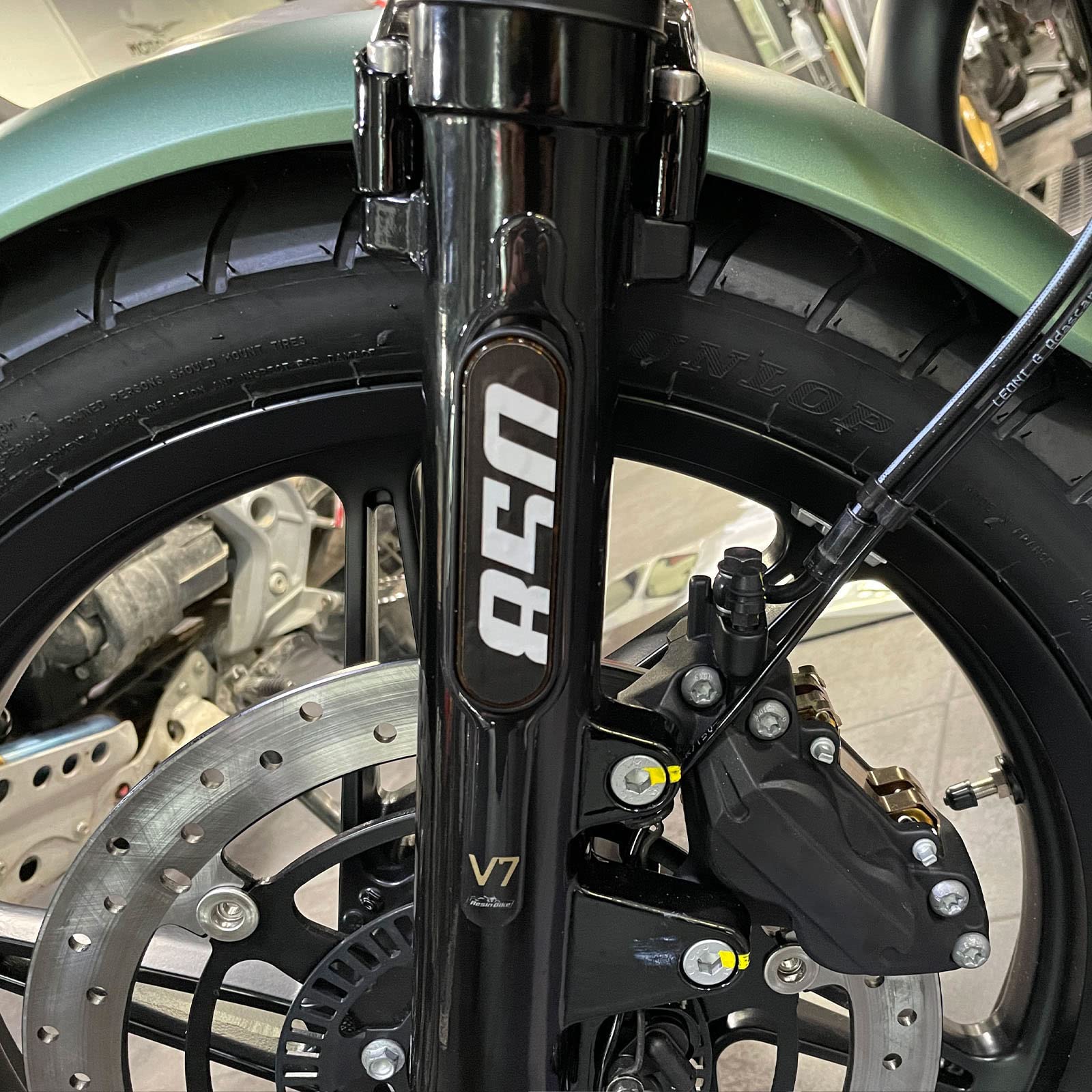 Resin Bike Aufkleber für Motorrad Kompatibel mit Guzzi V7 850 2021. Kotflügelschutz vor Stößen und Kratzern. 3D-Harzklebstoff Reflektierende. Stickers - Made in Italy von Resin Bike