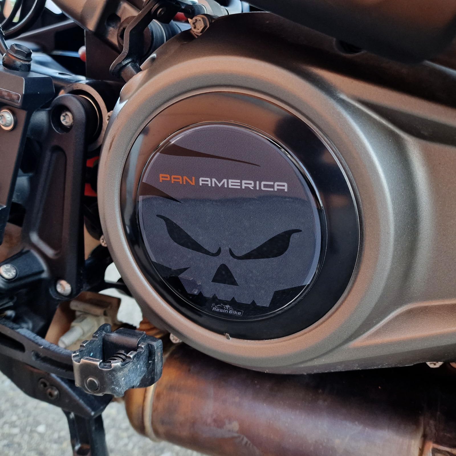 Resin Bike Aufkleber Motorrad Kompatibel Mit Harley Davidson Pan America 2023. Sie schützen den Variomatikgehäuse vor Stößen und Kratzern. Aufklebersatz 3D-Harzklebstoff - Stickers Made in Italy von Resin Bike