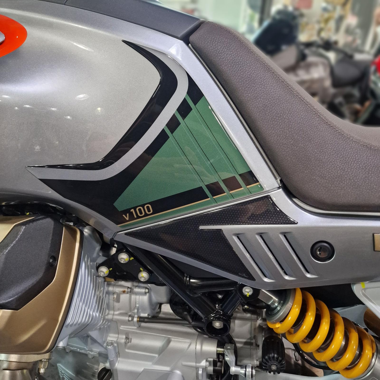 Resin Bike Aufkleber Motorrad Kompatibel Mit Moto Guzzi V100 Mandello 2023 Metall Grün 2121. Sie schützen den Motorradtank vor Stößen und Kratzern. 3D Klebstoff Harz Aufkleber Set - Stickers Resin Bike Aufkleber Motorrad Kompatibel Mit Moto Guzzi V100 Mandello 2023 Metall Grün 2121. Sie schützen den Motorradtank vor Stößen und Kratzern. 3D Klebstoff Harz Aufkleber Set - Stickers von Resin Bike