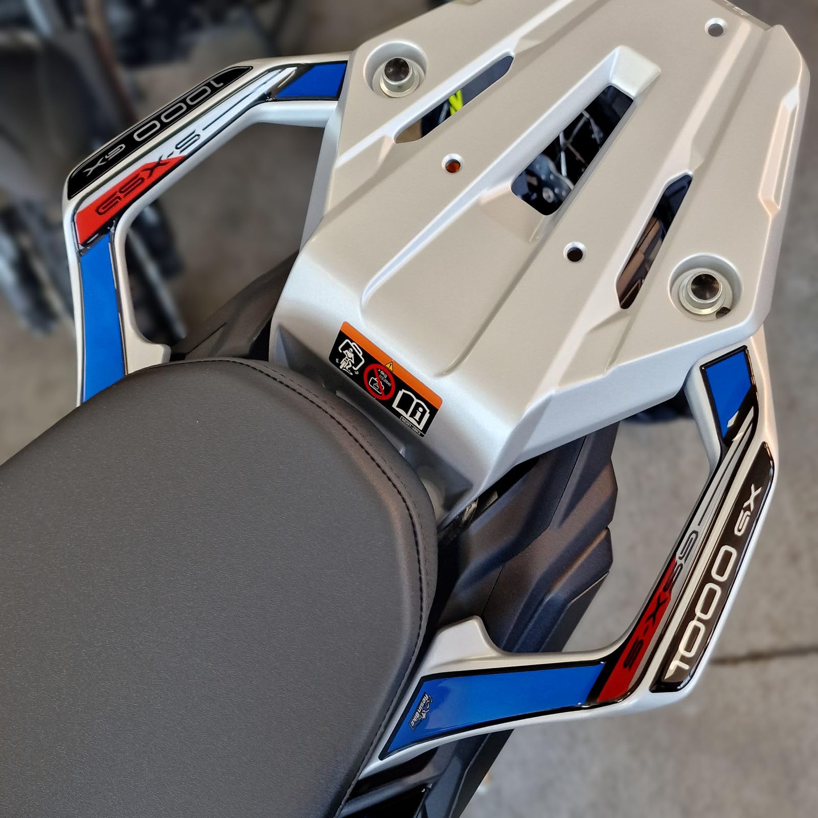 Resin Bike Aufkleber Motorrad Kompatibel Mit Suzuki GSX-S 1000 GX 2024 Blue. Motorrad Hinterer Passagiergreifer vor Stößen und Kratzern. 3D Klebstoff Harz Aufkleber Set - Stickers Made in Italy Resin Bike Aufkleber Motorrad Kompatibel Mit Suzuki GSX-S 1000 GX 2024 Blue. Motorrad Hinterer Passagiergreifer vor Stößen und Kratzern. 3D Klebstoff Harz Aufkleber Set - Stickers Made in Italy von Resin Bike