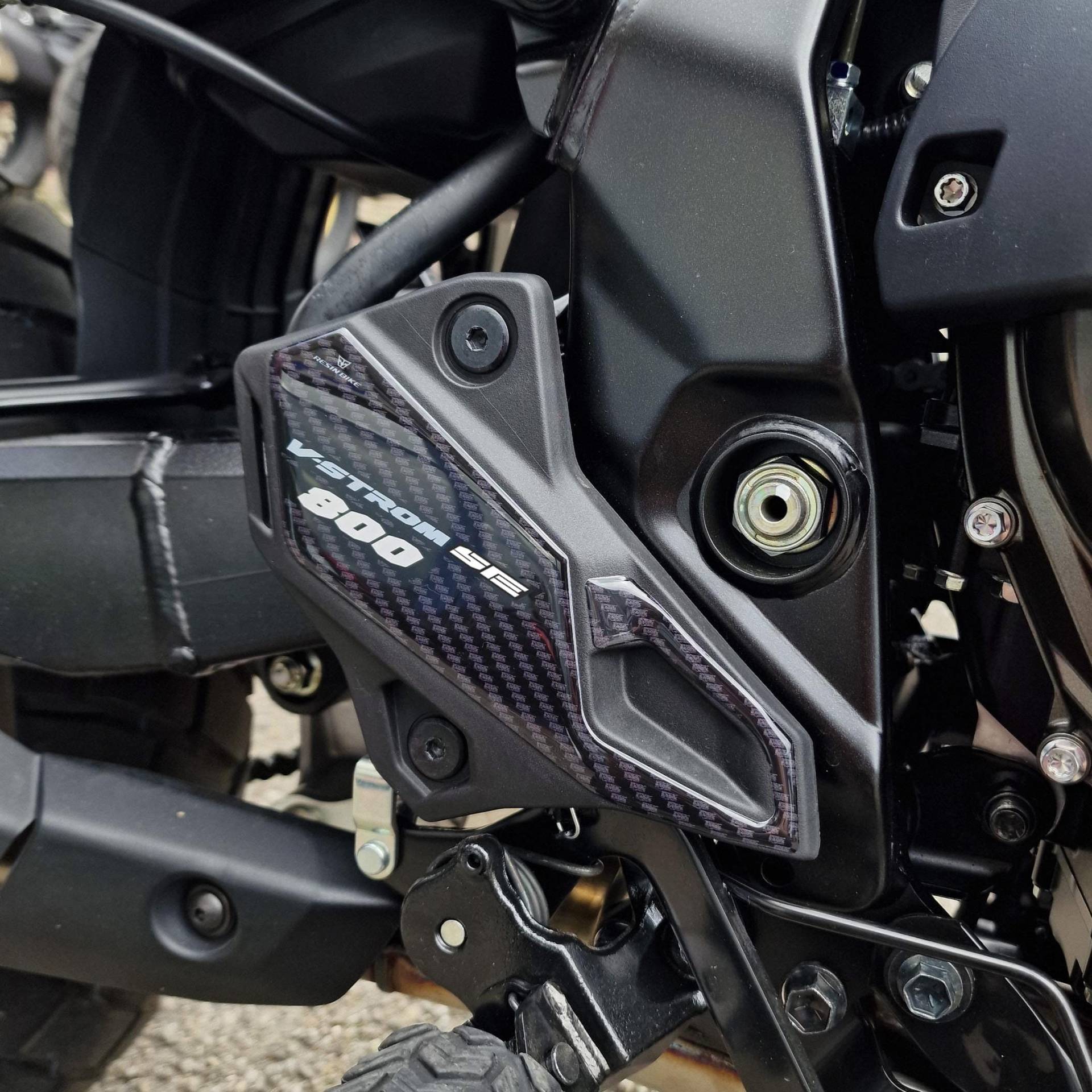 Resin Bike Aufkleber Motorrad Kompatibel Mit Suzuki V-Strom 800 SE 2023-2024. Grip Motorrad-Fersenschützer vor Stößen und Kratzern. Klebstoff Harz Aufkleber Set - Stickers Made in Italy Resin Bike Aufkleber Motorrad Kompatibel Mit Suzuki V-Strom 800 SE 2023-2024. Grip Motorrad-Fersenschützer vor Stößen und Kratzern. Klebstoff Harz Aufkleber Set - Stickers Made in Italy von Resin Bike